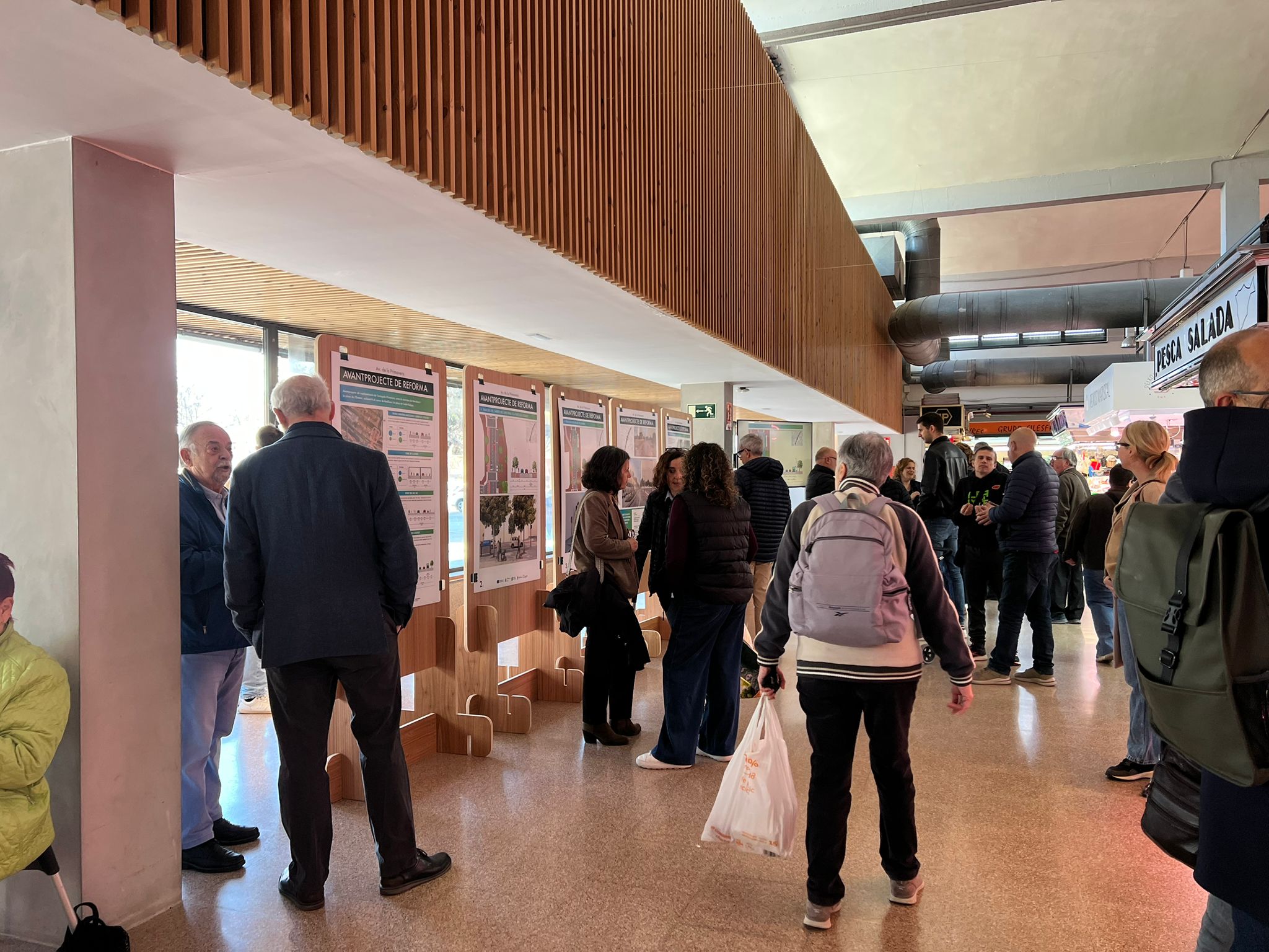 Veïns mirant l'avantprojecte de l'Av Primavera. Foto: Laia Jubany