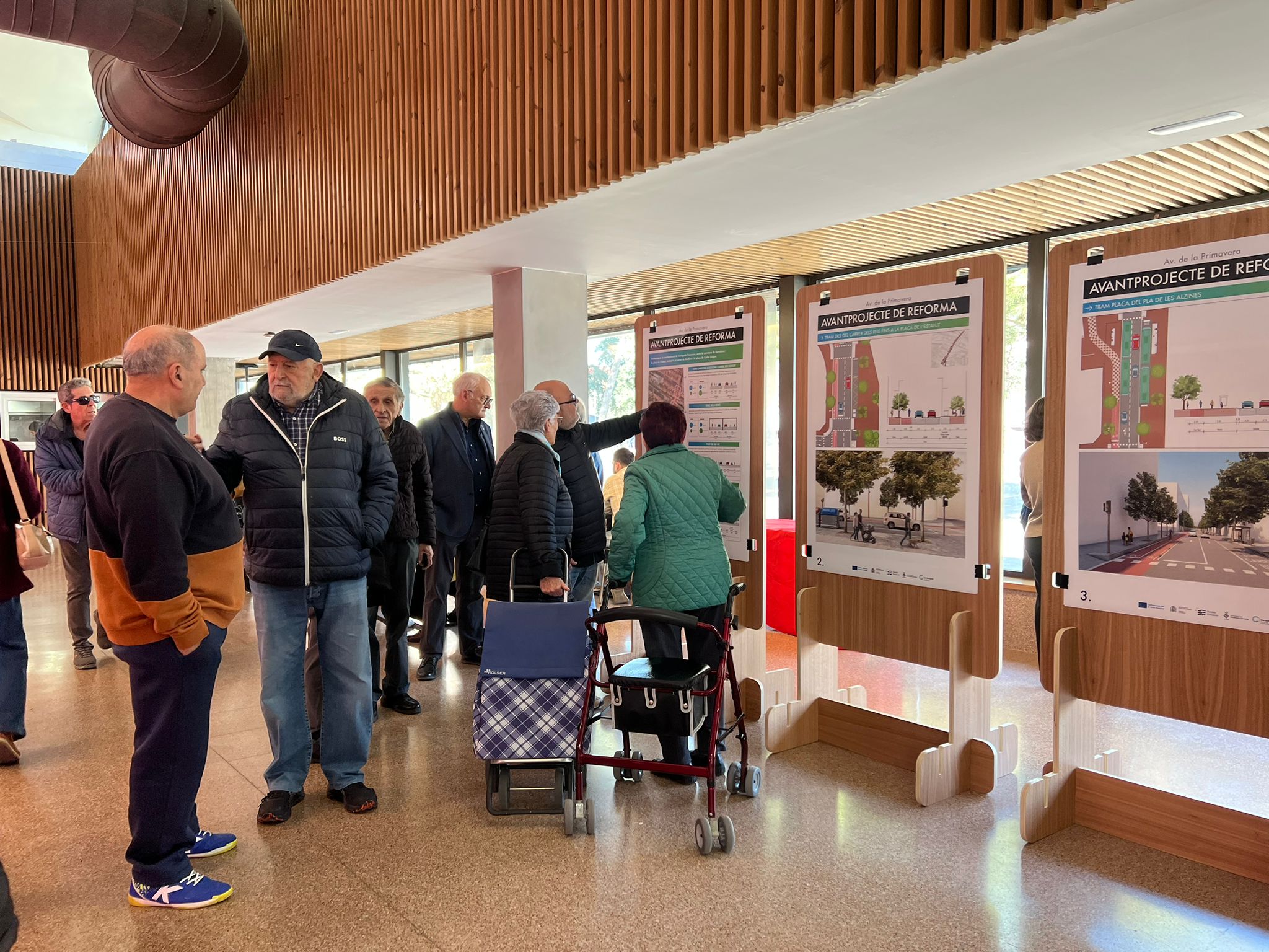 Veïns mirant com serà la futura avinguda Primavera. Foto: Laia Jubany