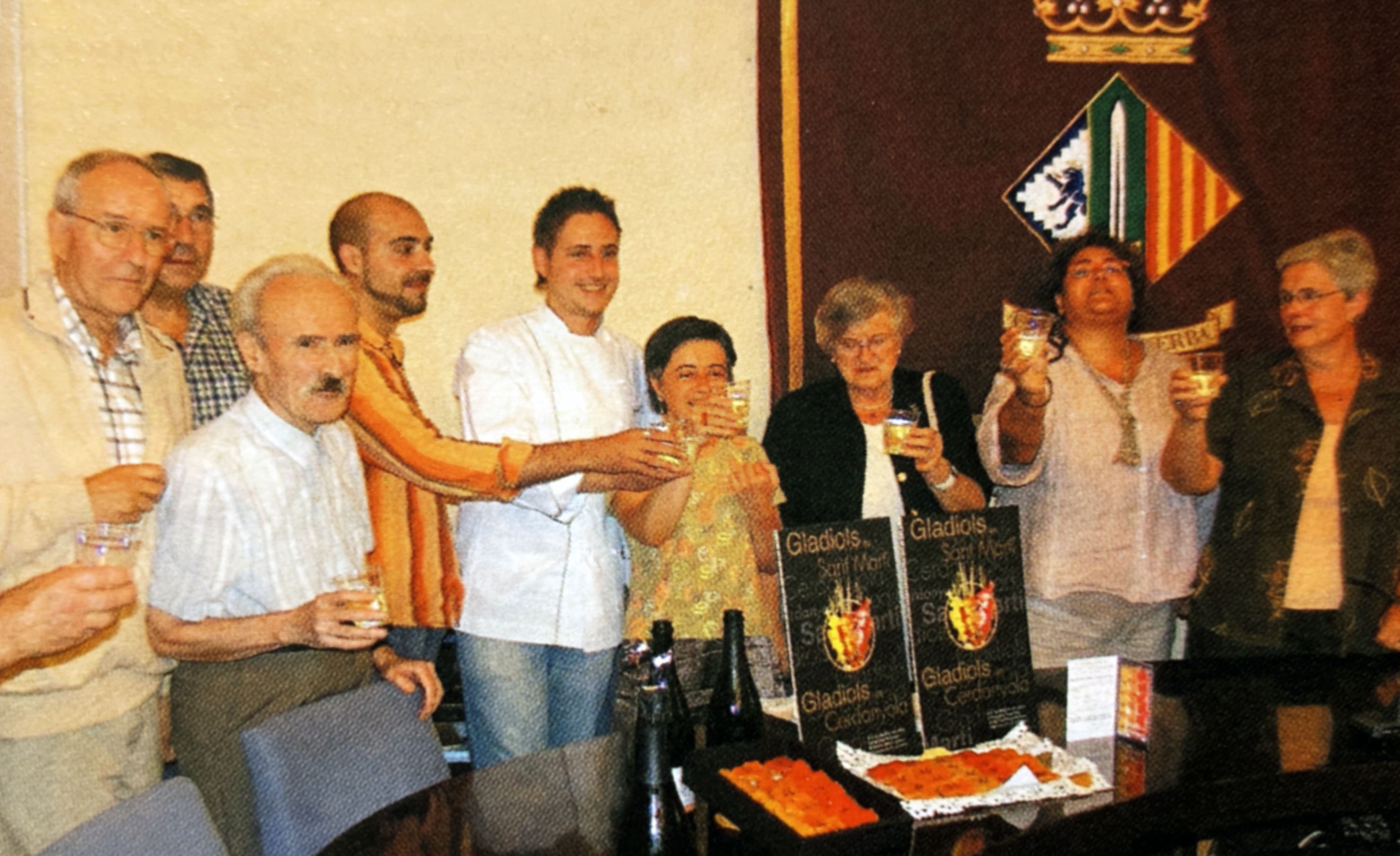 Presentació dels “Gladiols de Sant Martí” a l’Ajuntament, amb el mestre pastisser Oriol Bonet, membres de la Comissió del Centenari de la parròquia i autoritats municipals brindant durant l’acte. FOTO: Arxiu