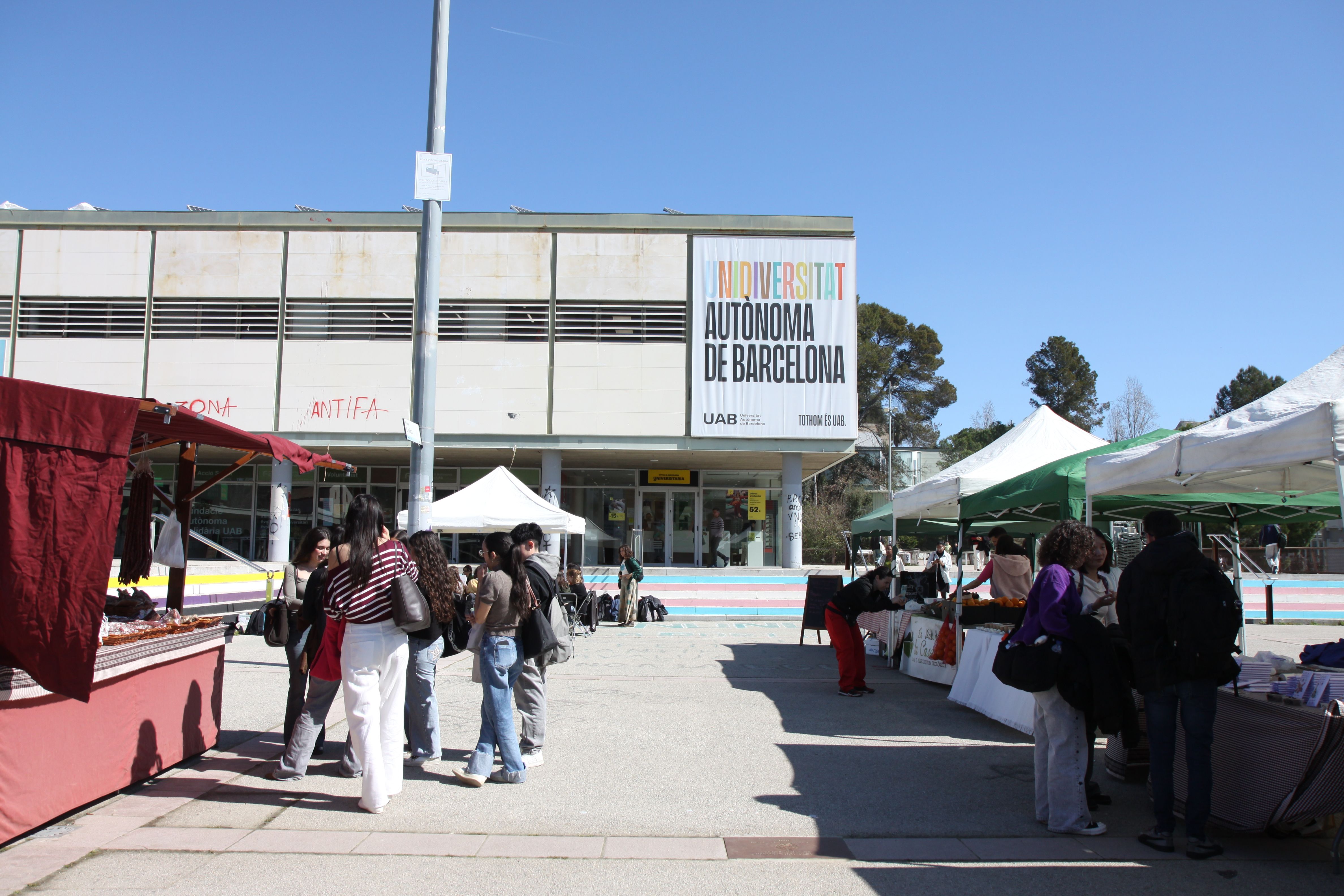 Mercat de pagès cada dimecres a la UAB. Foto: Laia Jubany