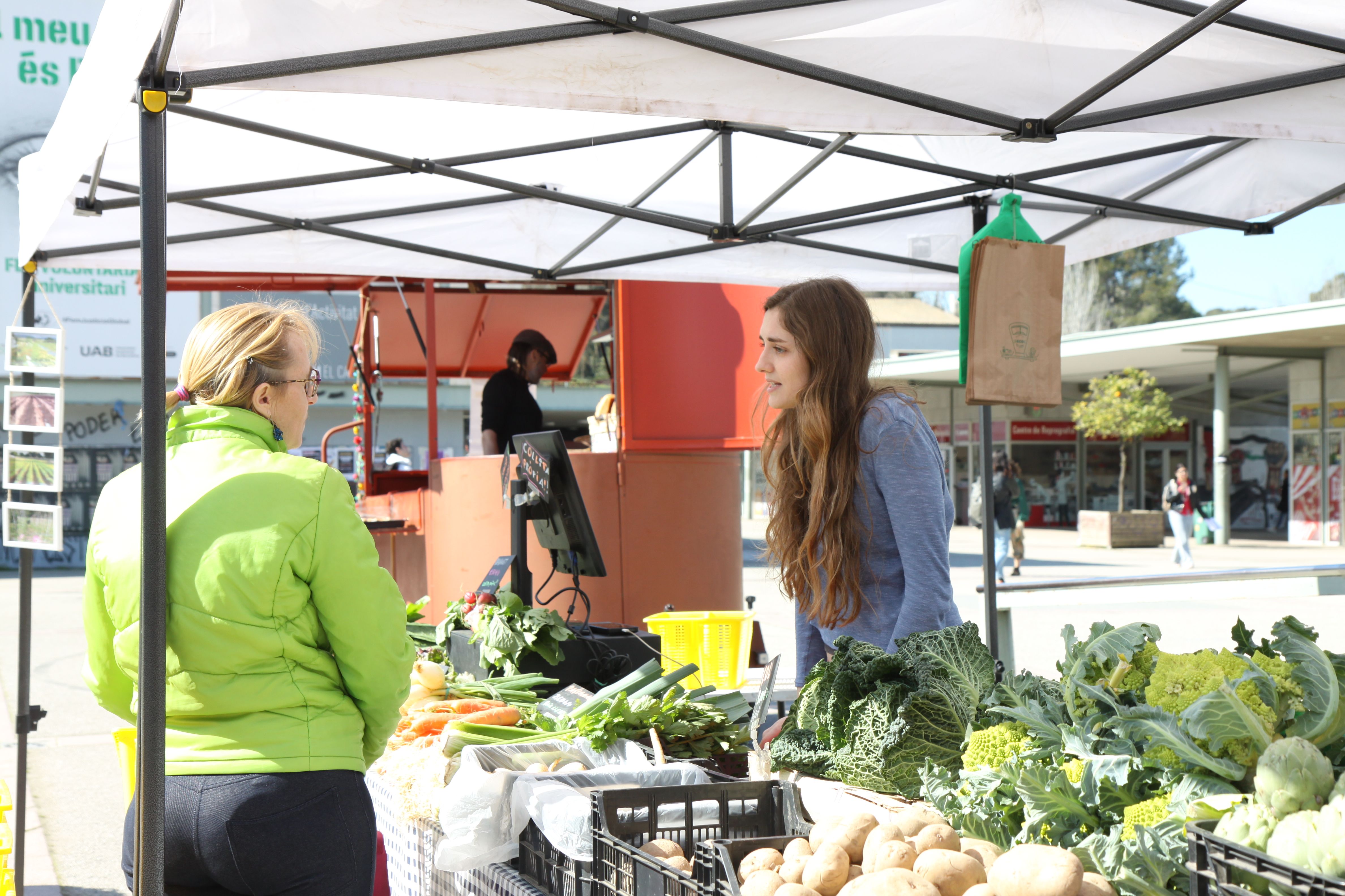 Mercat de pagès cada dimecres a la UAB. Foto: Laia Jubany