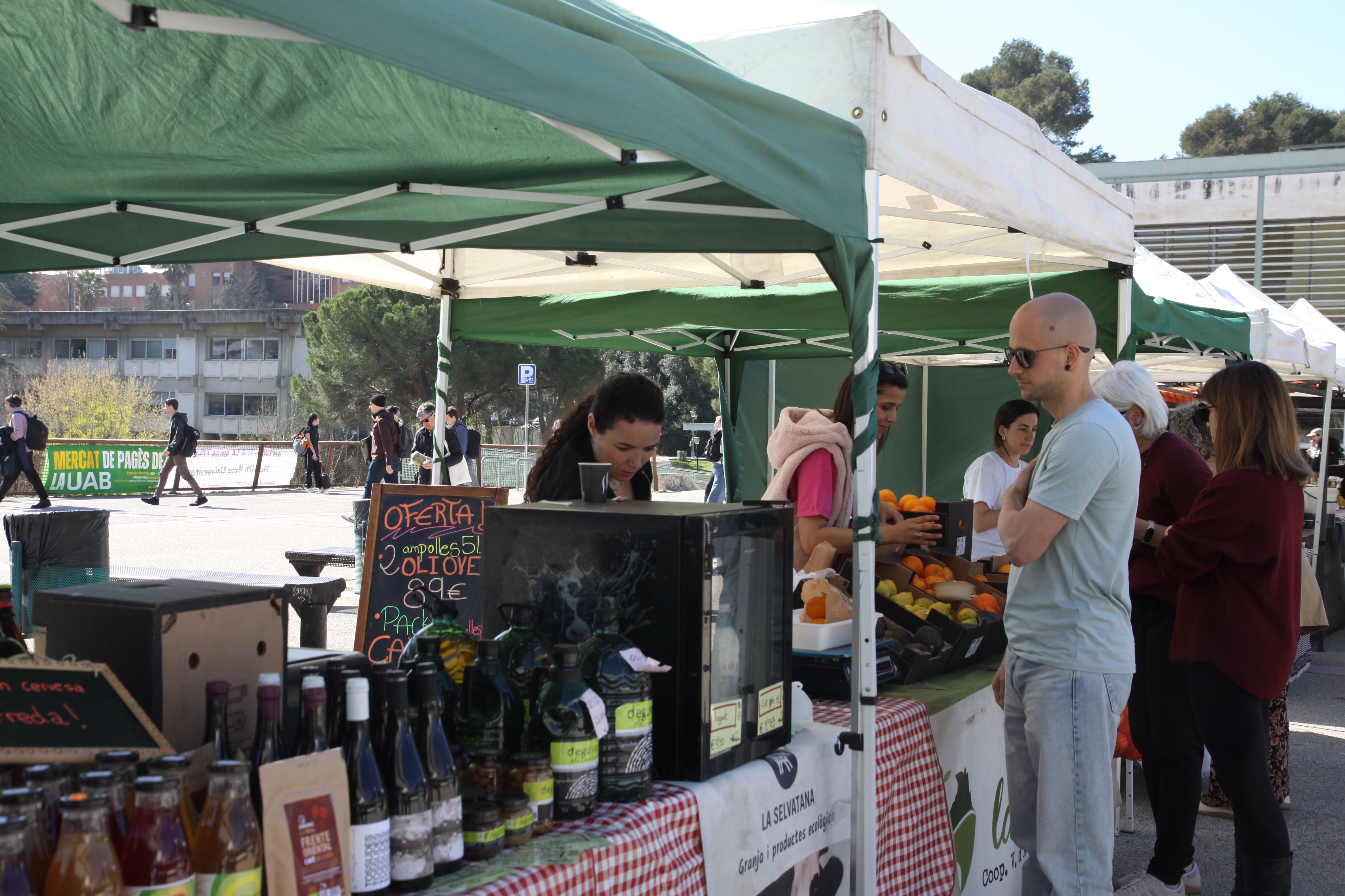 Mercat de pagès cada dimecres a la UAB. Foto: Laia Jubany