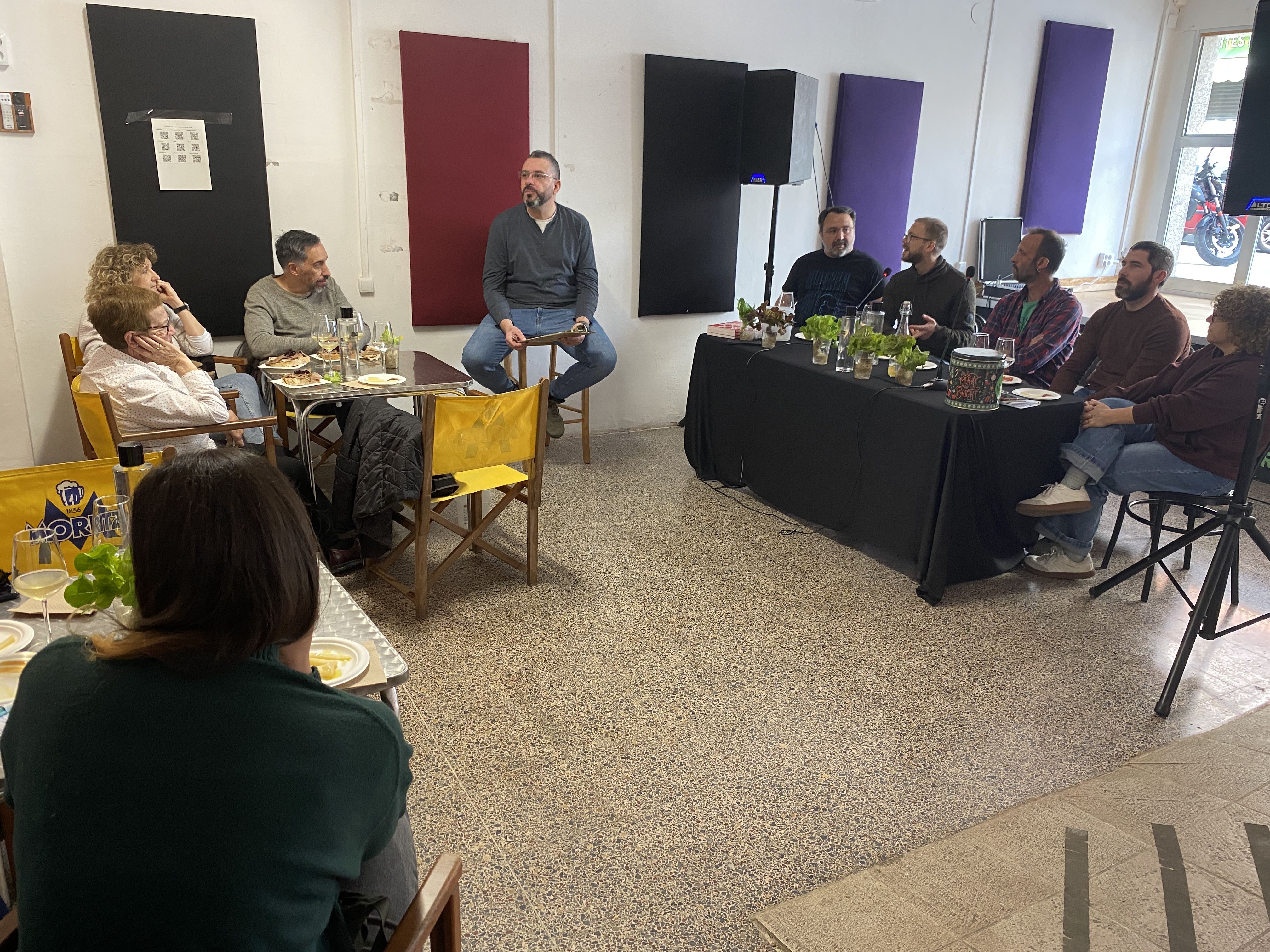 Representants dels projectes participants durant la sessió, conduïda per Isaac Gómez, en el debat sobre alternatives de consum i producció de proximitat. FOTO: J.A.H