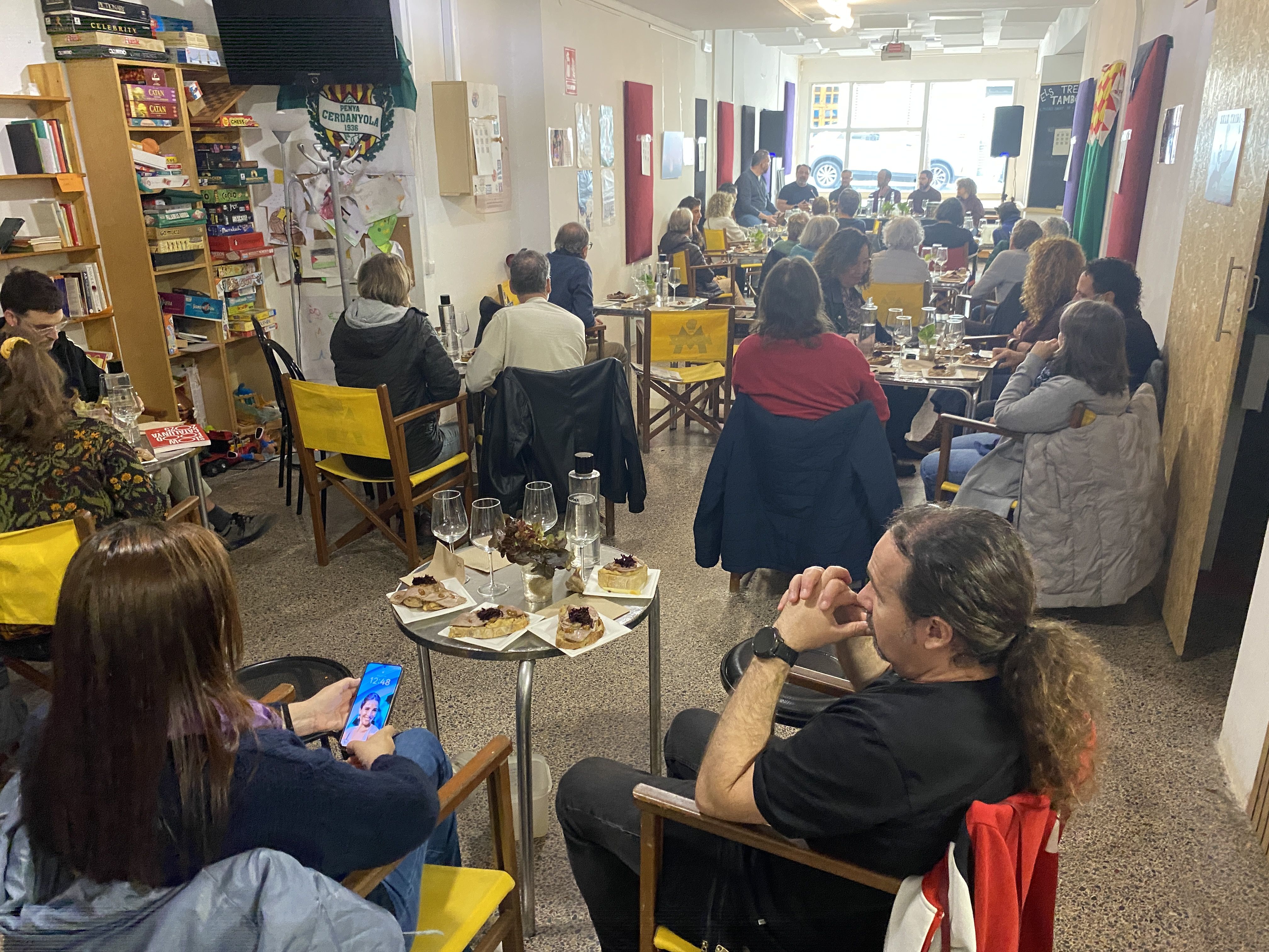 El Casal Popular La Flama s’ha omplert de públic durant el vermut-tertúlia sobre consum responsable i cooperativisme. FOTO: J.A.H