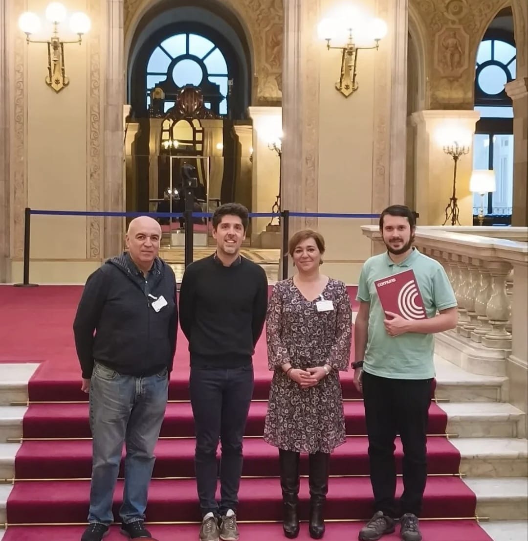 D’esquerra a dreta, José Luis García (Comuns Cerdanyola), David Cid (portaveu dels Comuns al Parlament), Laura Campos (Comuns Montcada i Reixac) i Raül Ruiz (Comuns Cerdanyola), a les escales del Parlament. FOTO: Cedida 
