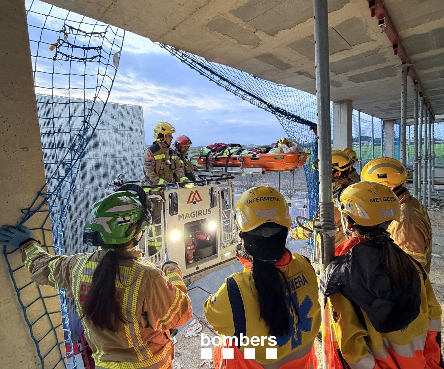 Extracció de l'accidentat amb l'autoescala. Foto: Bombers