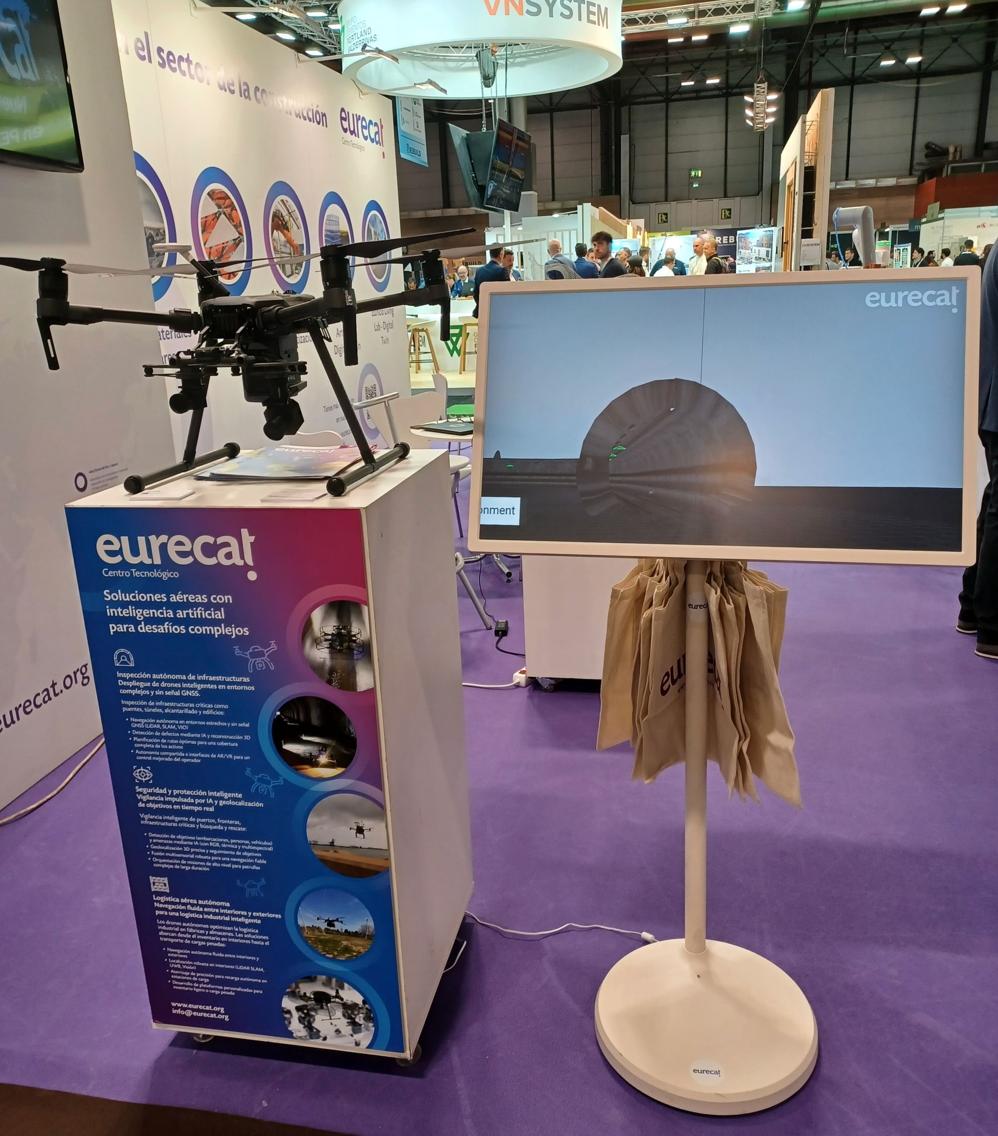 Dron amb intel·ligència artificial per a inspecció autònoma d’infraestructures exposat a l’estand d’Eurecat a Rebuild. FOTO: Eurecat