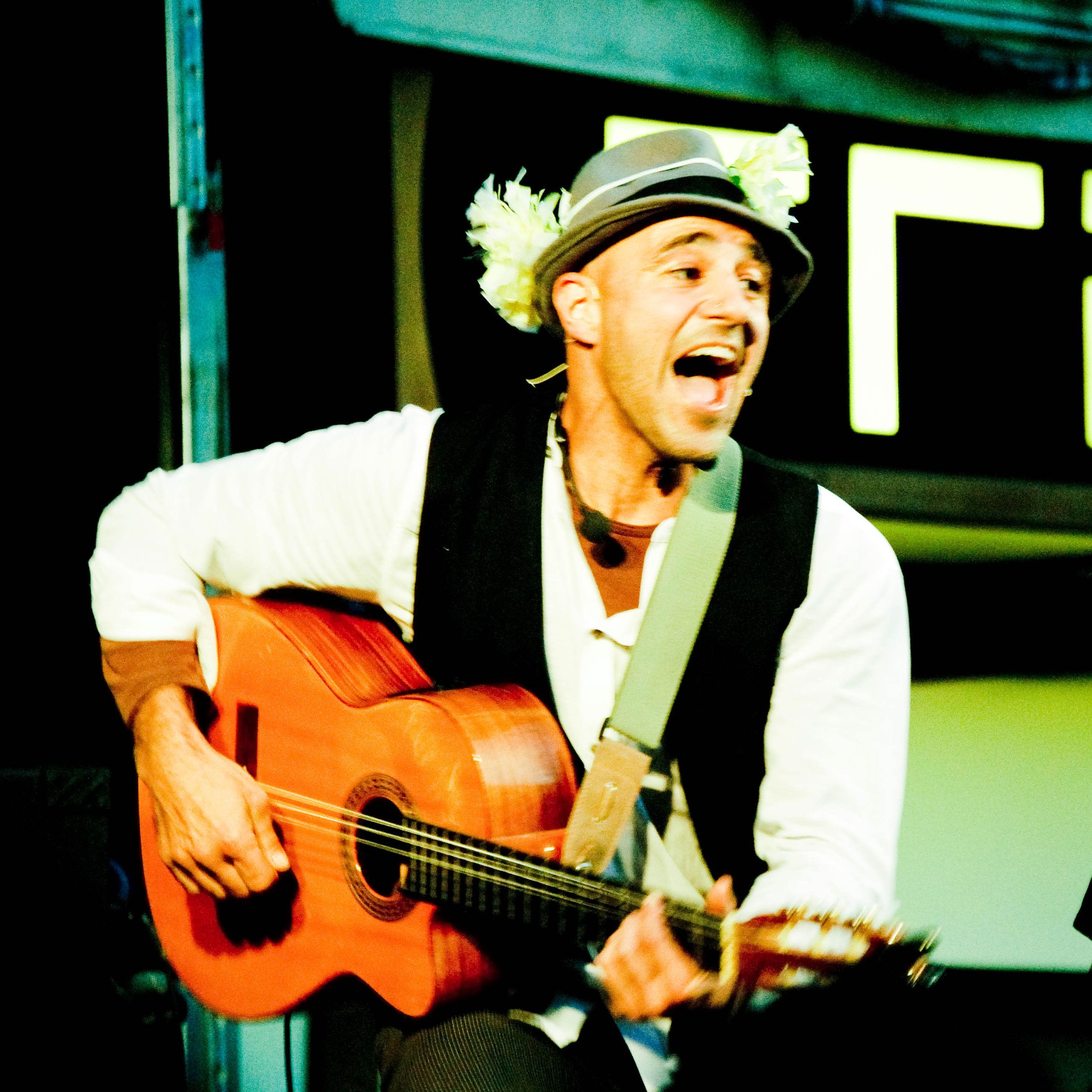 Roger Canals actua a la Biblioteca de Cerdanyola amb l'espectacle ReBOOOMbori, en la cloenta de la Festa de l'Okka. FOTO: CIA Roger Canals