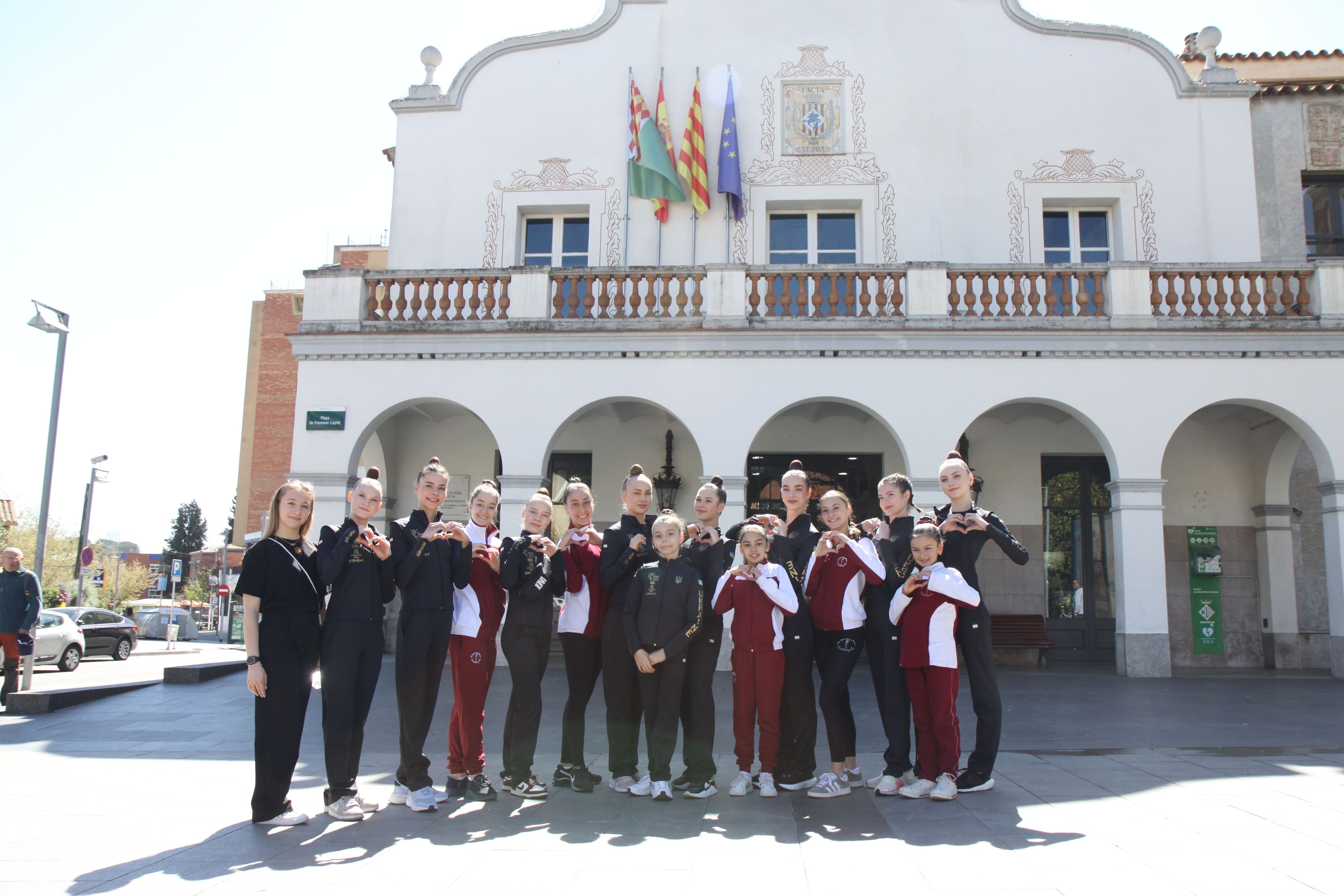 Gimnastes ucraïneses i cerdanyolenques davant l'Ajuntament. Foto: Laia Jubany