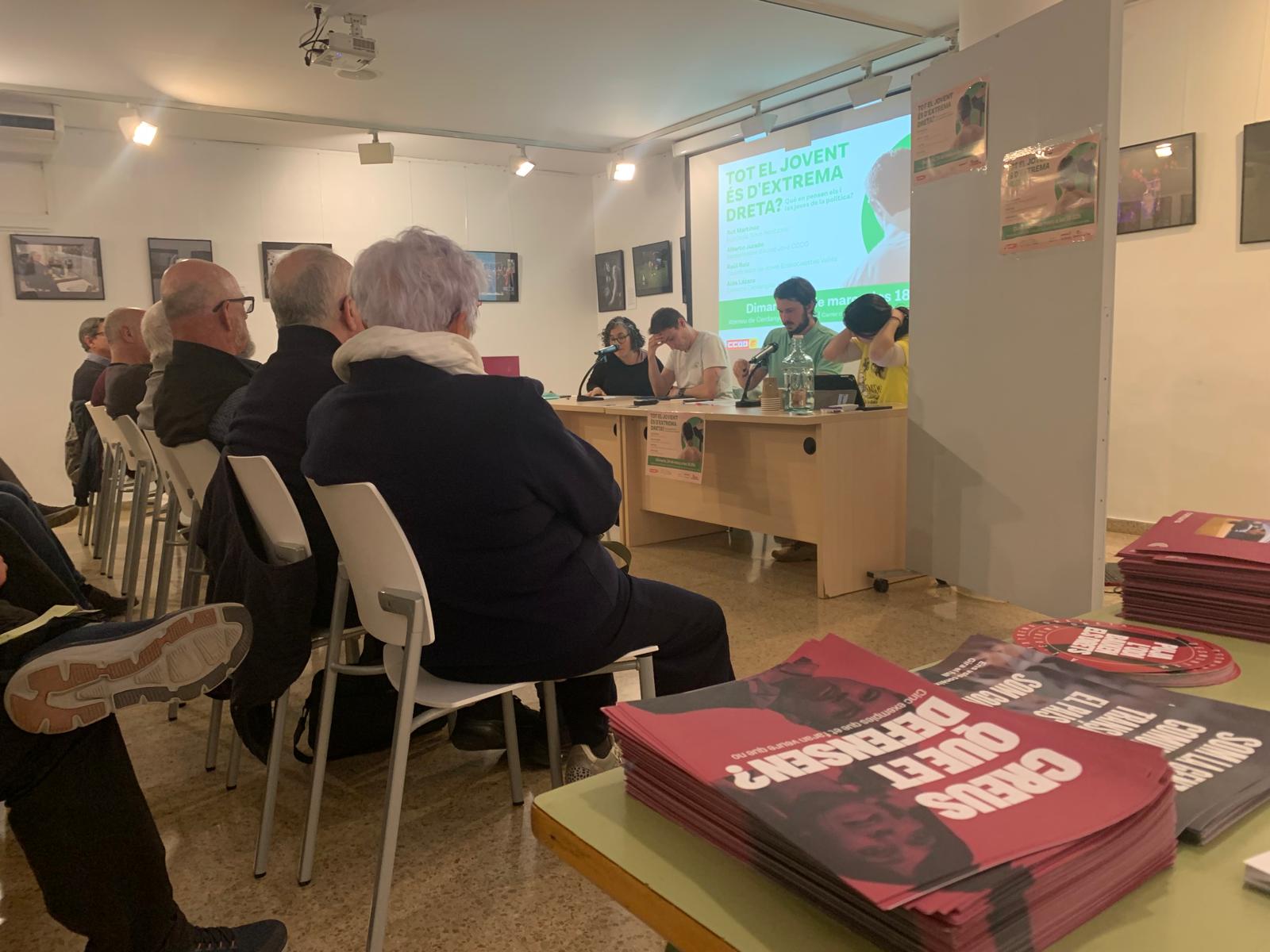 L’Ateneu de Cerdanyola va acollir la taula rodona sobre joventut i extrema dreta amb una quarantena d’assistents. FOTO: Judit Josa