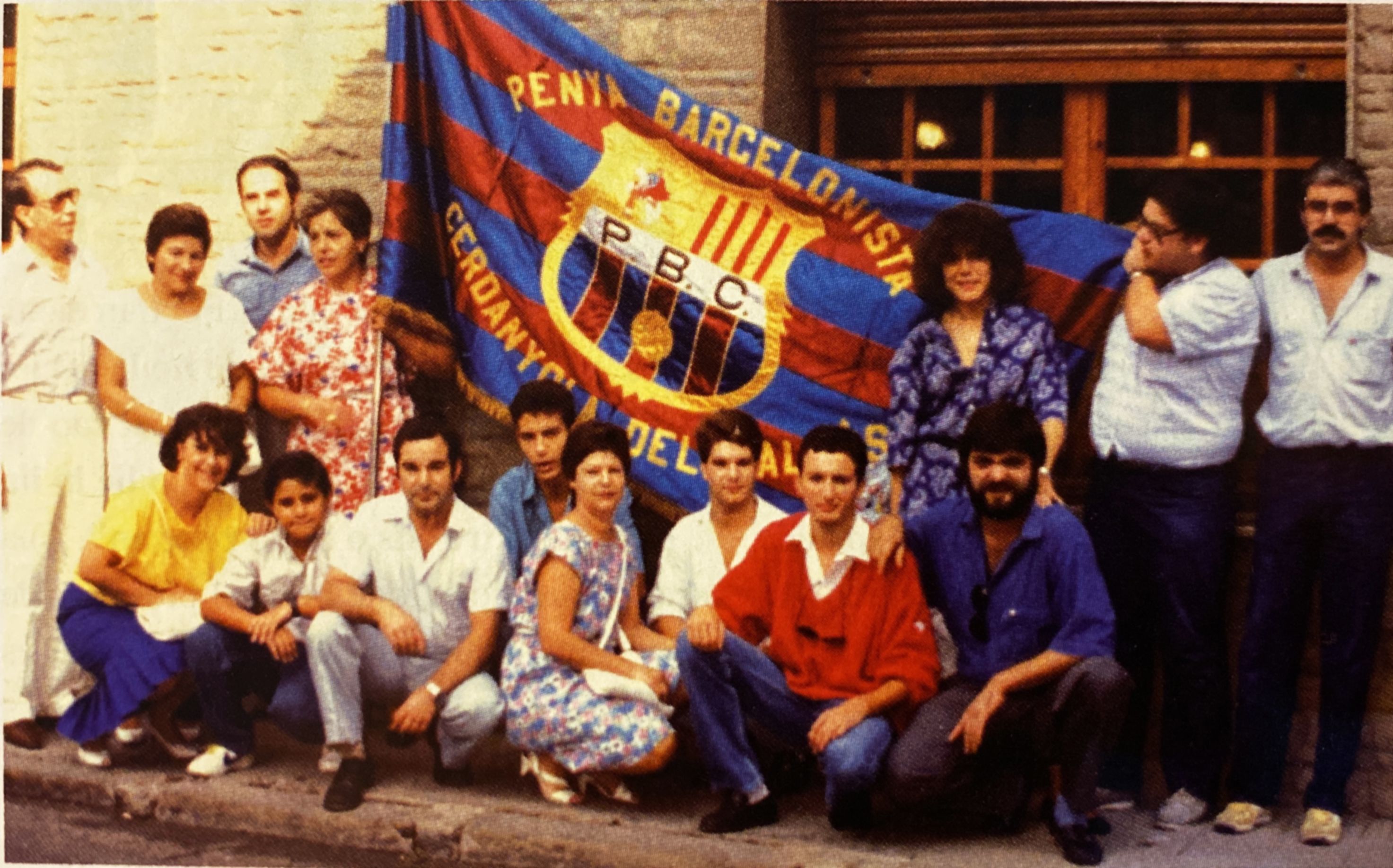 Any 1986. Membres de la Penya Barcelonista de Cerdanyola posen davant del Bar Grau amb l’estendard de l’entitat el dia de la seva inauguració. FOTO: Arxiu TOT Cerdanyola al dia