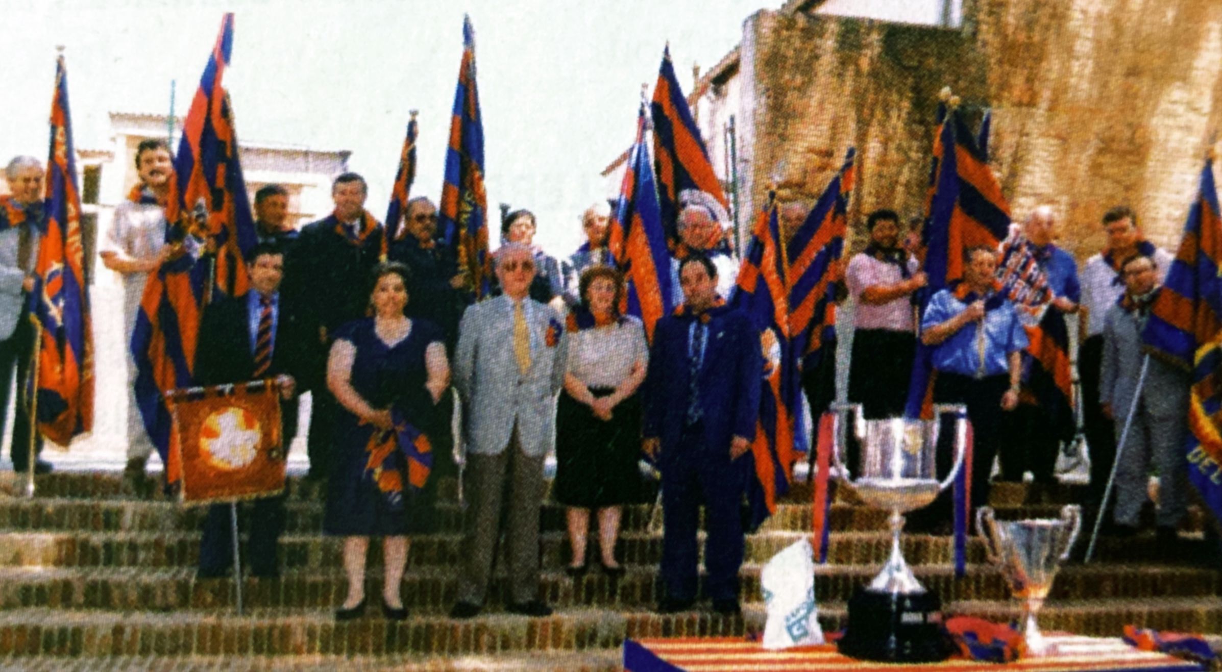Vuitena trobada de penyes barcelonistes, amb representants i banderes de diverses entitats en una imatge de germanor i celebració col·lectiva. FOTO: Arxiu TOT Cerdanyola al dia. 