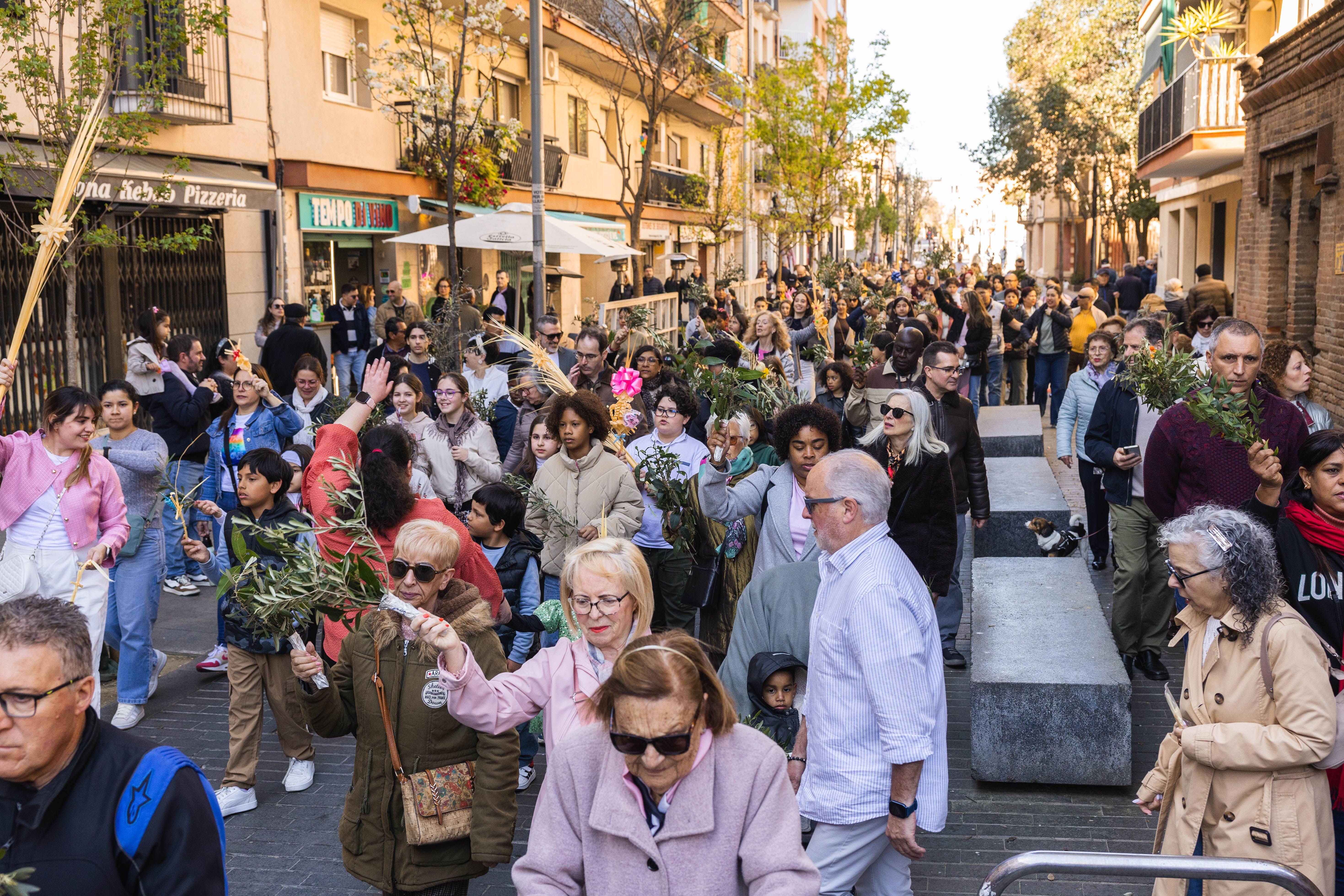 Cerdanyola s'omple de gom a gom per celebrar el Diumenge de Rams. FOTO Arnau Padilla (TOT Cerdanyola) 