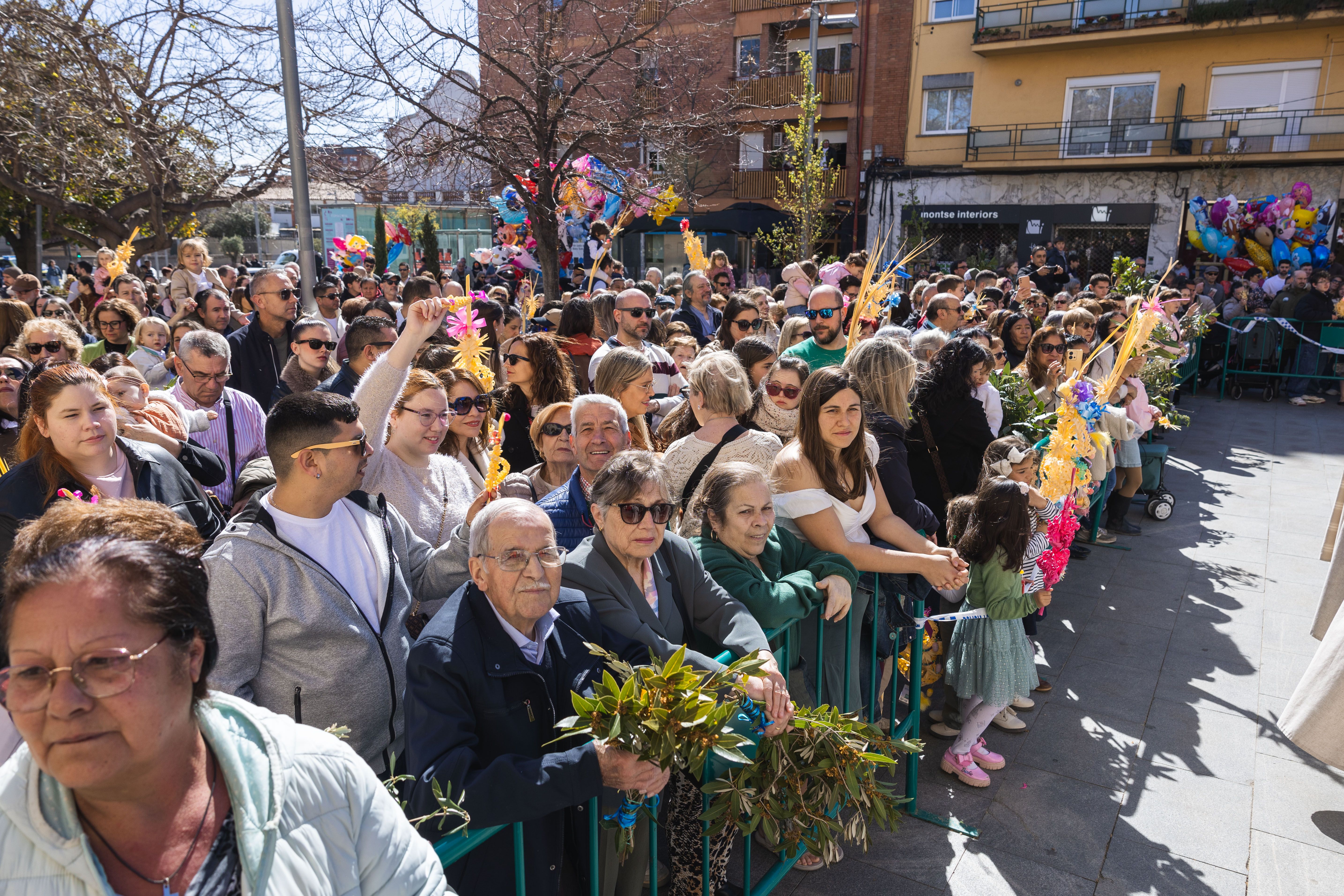 Cerdanyola s'omple de gom a gom per celebrar el Diumenge de Rams. FOTO Arnau Padilla (TOT Cerdanyola) 