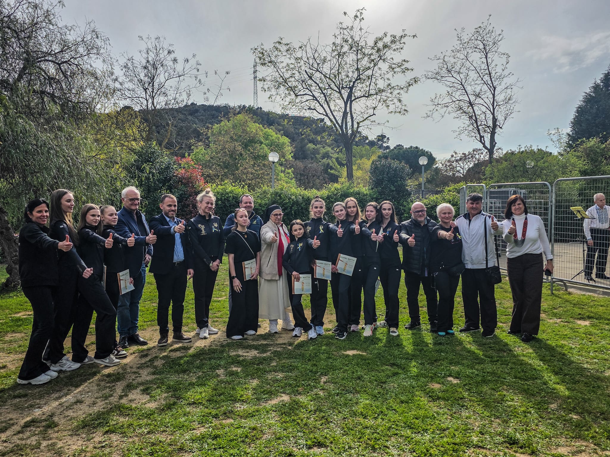 La selecció femenina de gimnastes ucraïneses amb Sor Lucia Caram, el cònsol i l'alcalde. FOTO: Marc Mata