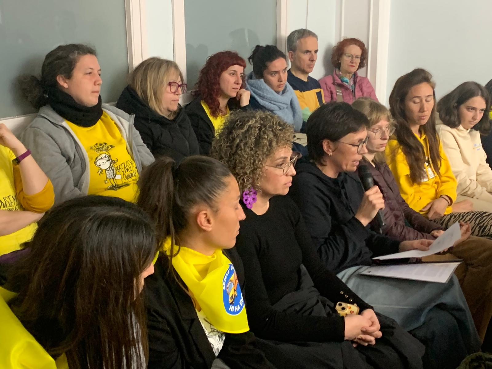 Membres de la PAC intervenen a l’audiència ciutadana del ple per denunciar la planificació escolar i la reducció de línies públiques. FOTO: Judit Josa