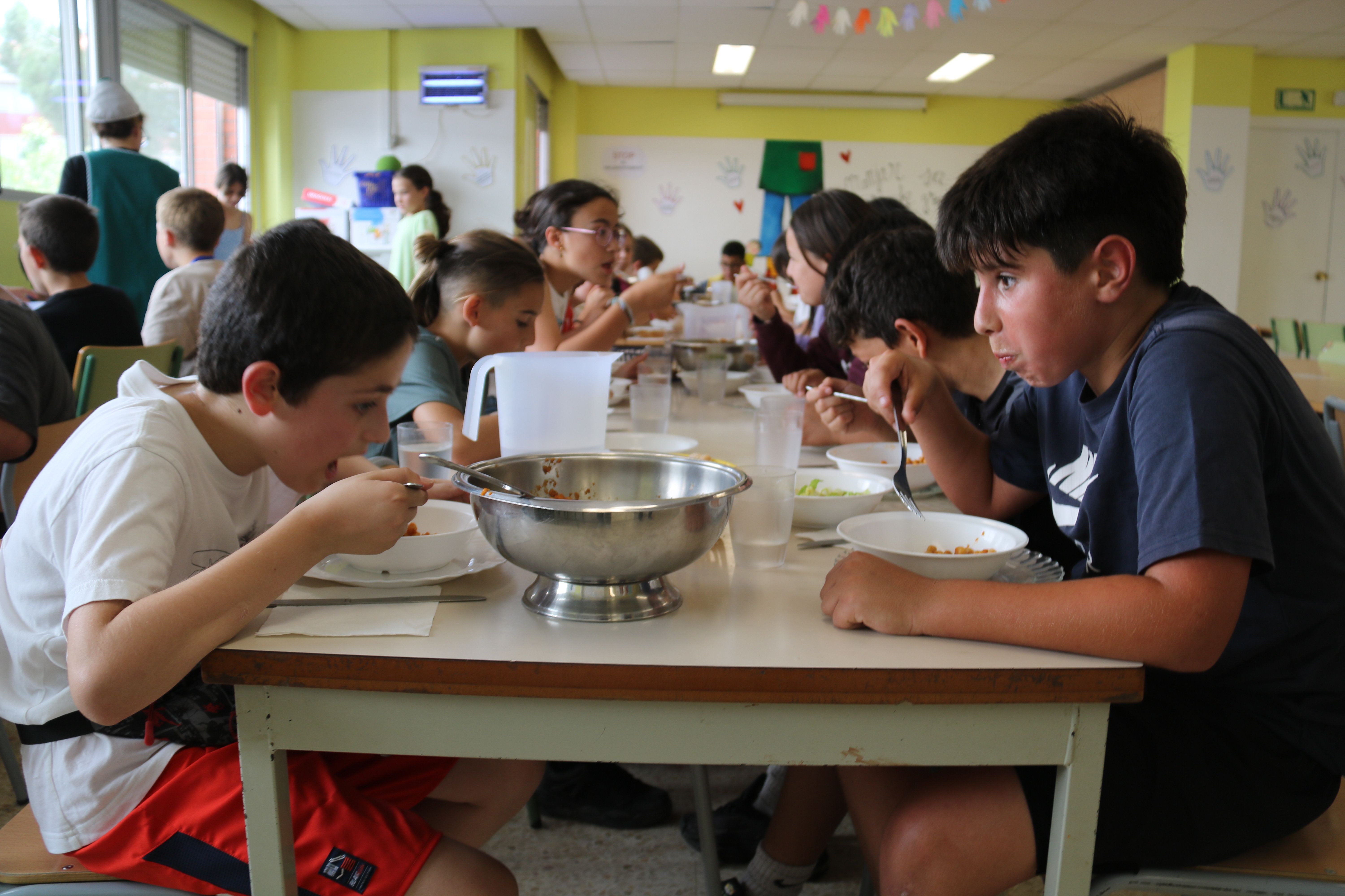 Infants dinant en un menjador escolar. Foto: ACN