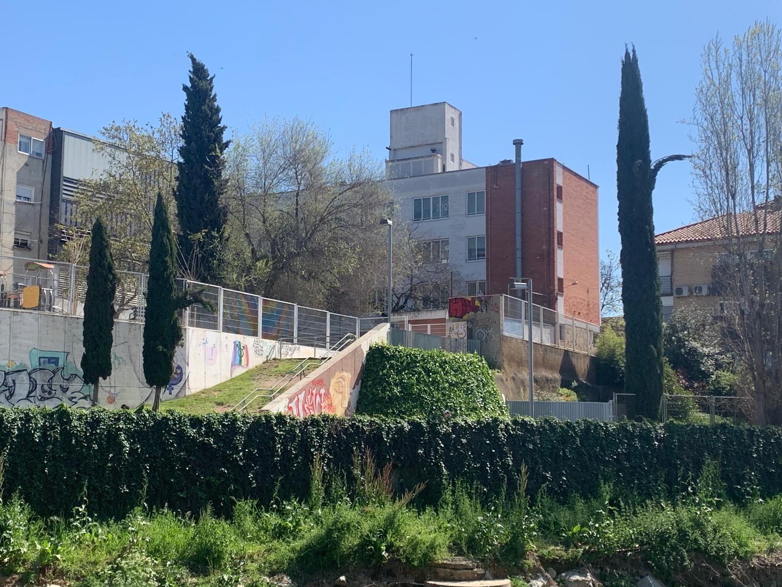 Façana posterior de l’escola municipal La Sínia, amb l’entrada construïda amb la creació del passeig al voltant del riu, a la dècada dels 2000. FOTO: Judit Josa