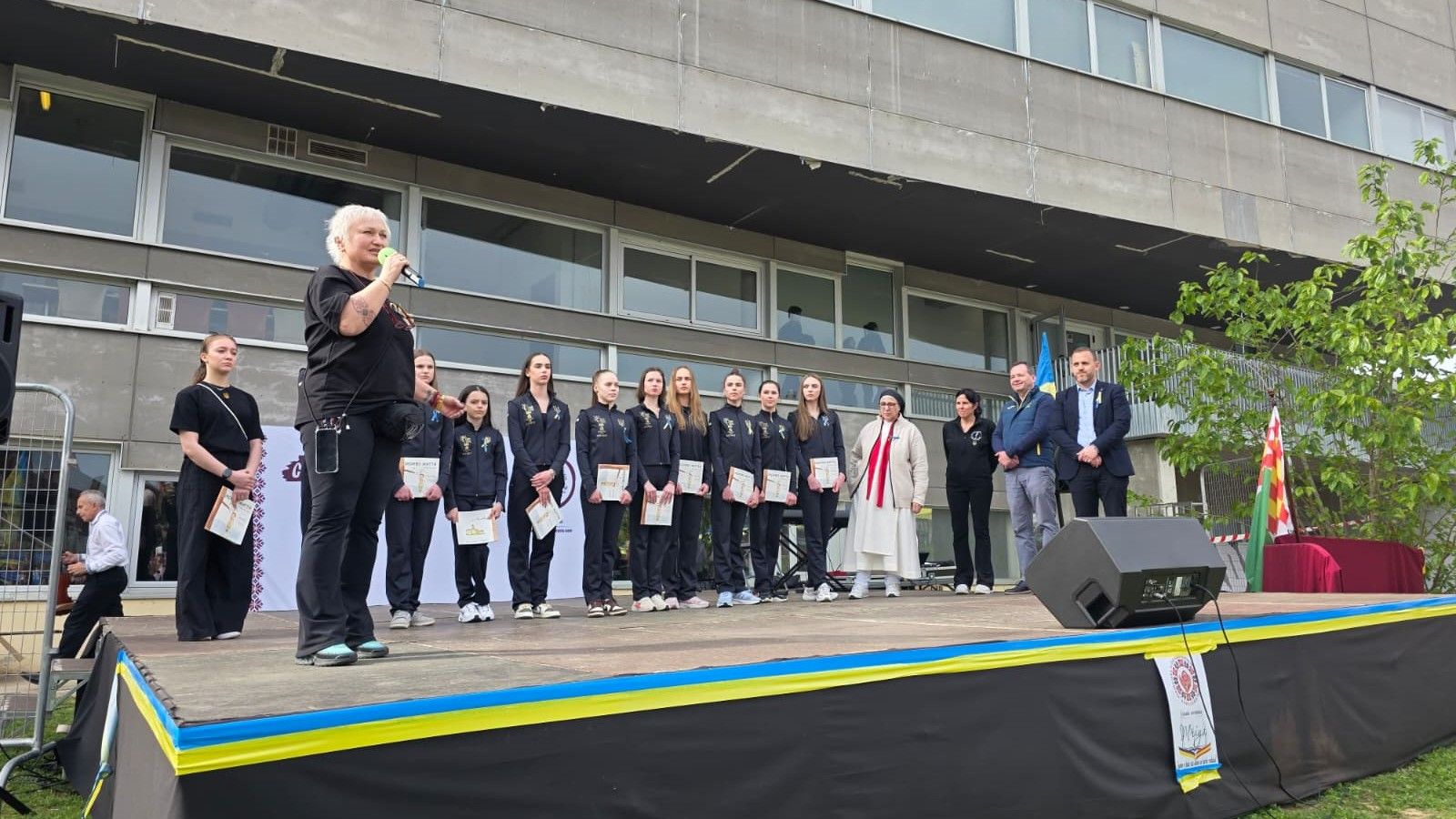 Natàlia Terebenets, directora tècnica del CGRC, i les gimnastes ucraÏneses durant la jornada cultural d'aquest darrer diumenge. Foto: Marc Mata