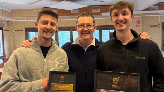 Ferran Fernández, al mig, amb els reconeixements de Joc de Cartes. 