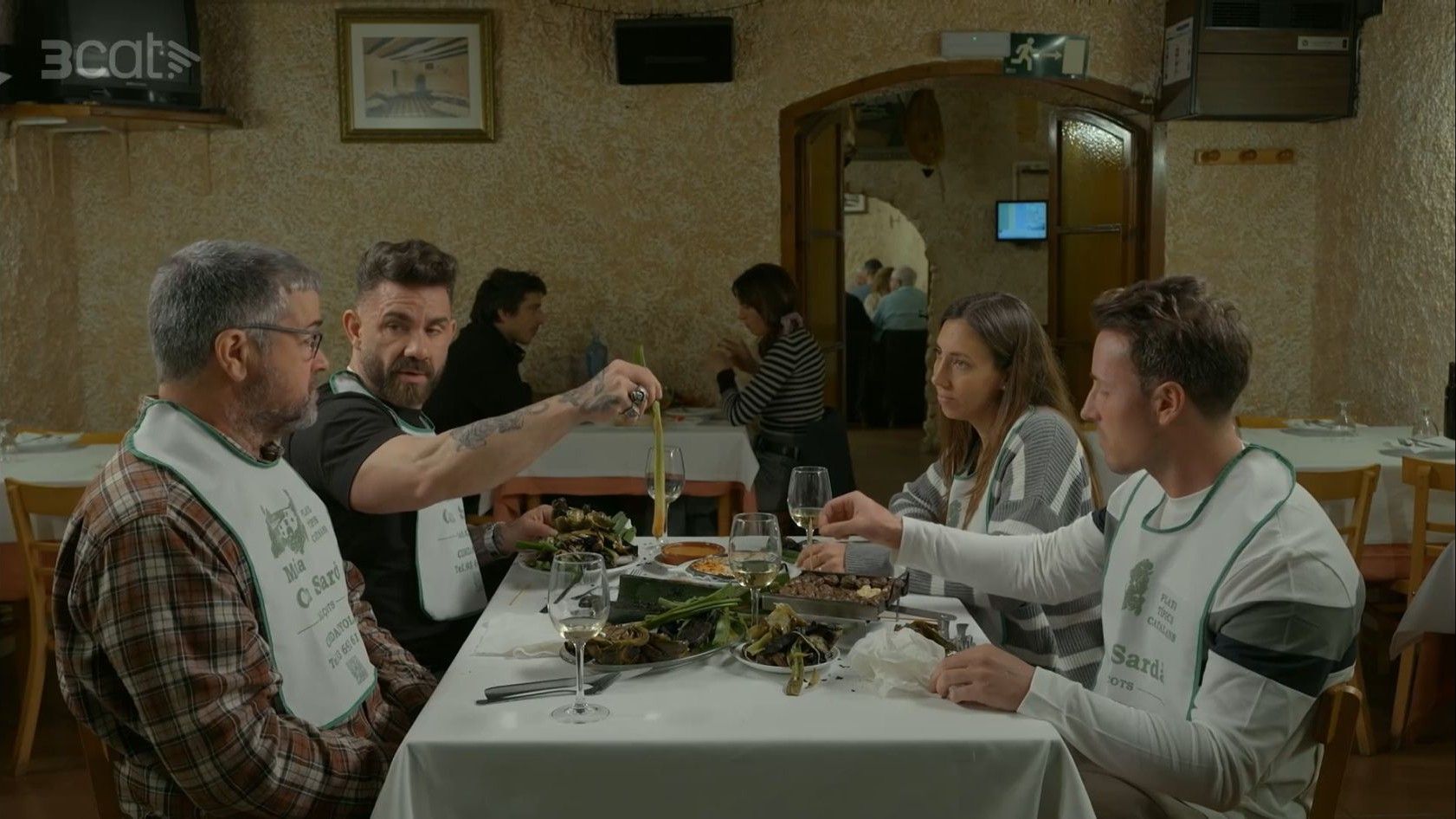 Fragment de 'Joc de Cartes' quan Marc Ribas i la resta de participants tasten els calçots de Can Sardà. Foto: 3Cat