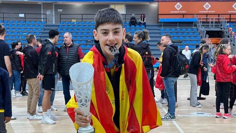 Joan Castaño amb la medalla de plata. Foto: Club de Bàsquet Cerdanyola