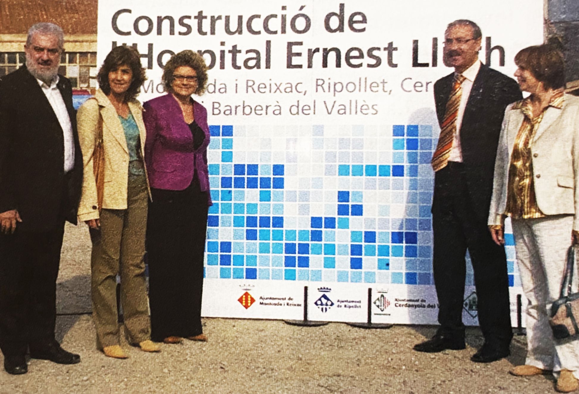 Representants institucionals de Cerdanyola, Ripollet i Montcada, amb la consellera, durant una visita als terrenys on s’havia de construir l’Hospital Ernest Lluch, anunciat com a imminent. Publicada al Cerdanyola al dia, l'any 2006.