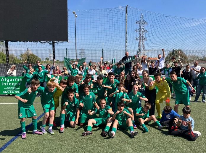 L'equip infantil Sub13 celebrant la tercera posició. Foto: Cerdanyola FC