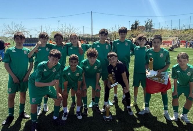 El Sub-14 del CFC després de la victòria i els reconeixements a la Costa Girona Cup. Foto: CFC