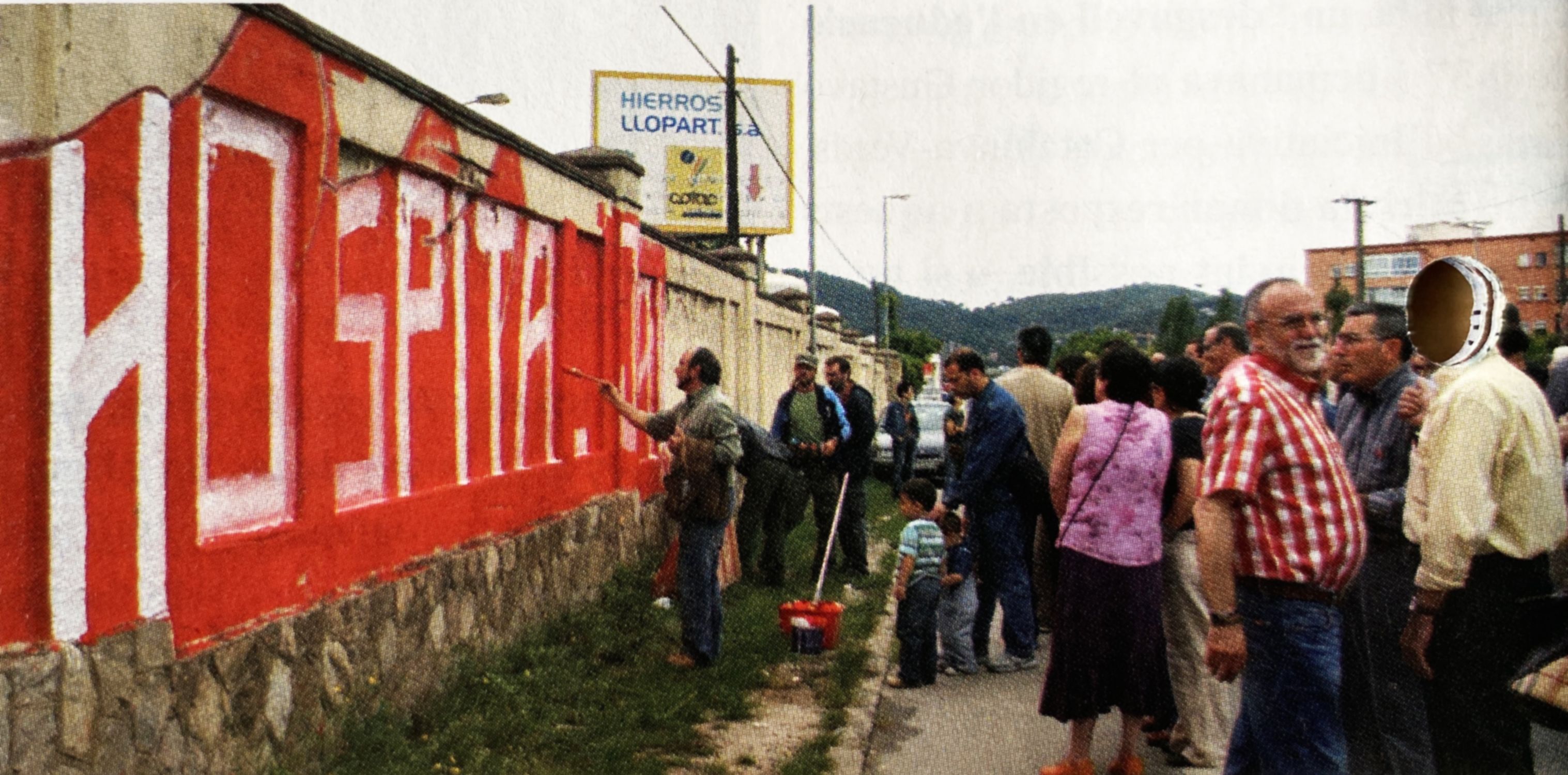 Pintada d’un mural reivindicatiu reclamant la construcció de l’Hospital Ernest Lluch, prop dels terrenys previstos per a l’equipament. Publicada al Cerdanyola al Dia.