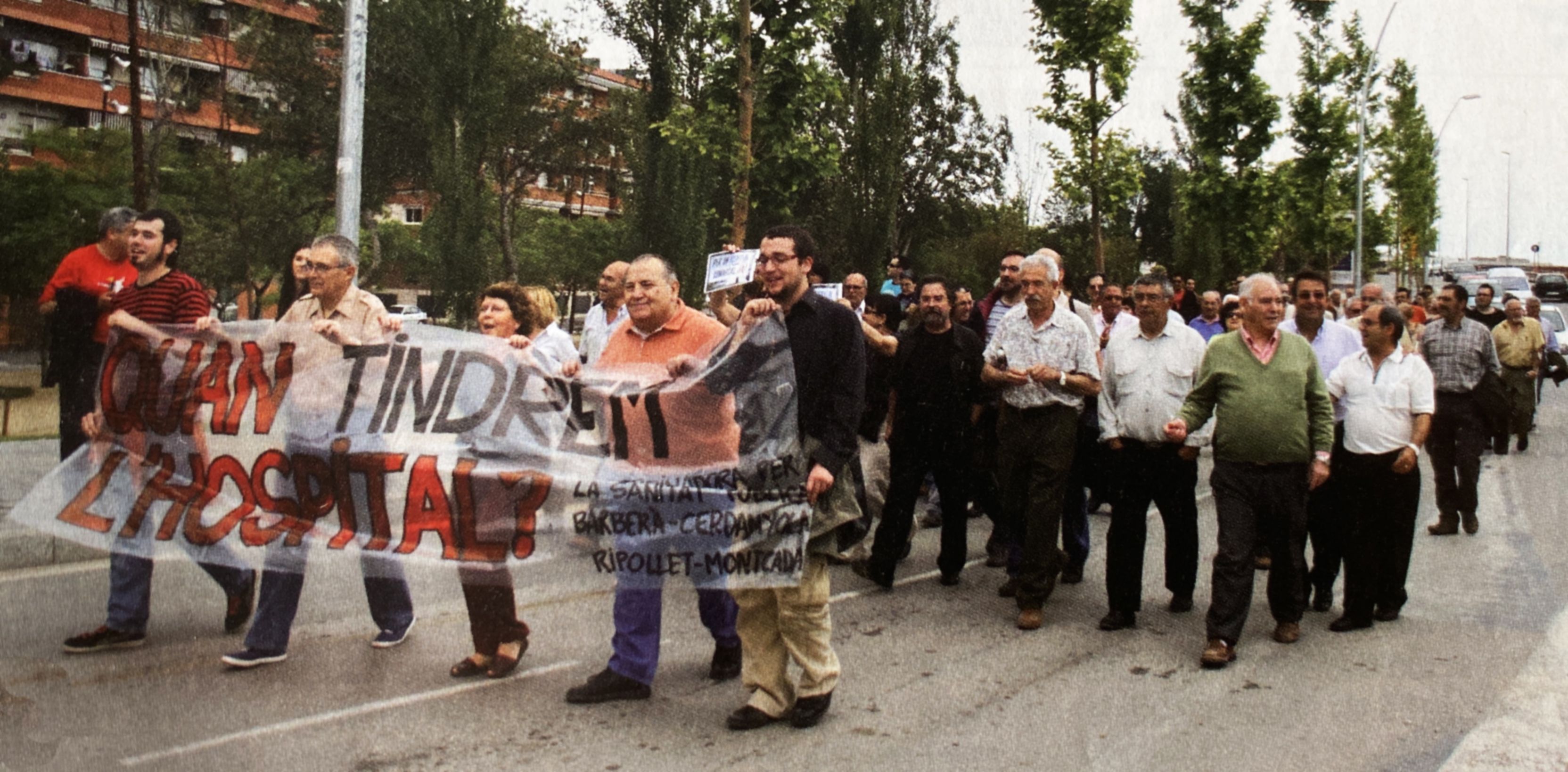 Marxa ciutadana convocada per la Coordinadora en Defensa de la Sanitat Pública per exigir la construcció de l’hospital, amb la participació de més d’un centenar de persones. Publicada al Cerdanyola al Dia.