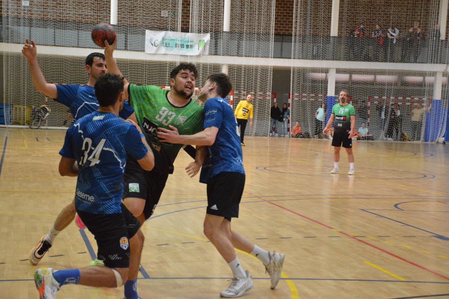 Acció d’atac del sènior masculí en un partit molt igualat que es va decidir a la segona part. FOTO: CH Cerdanyola