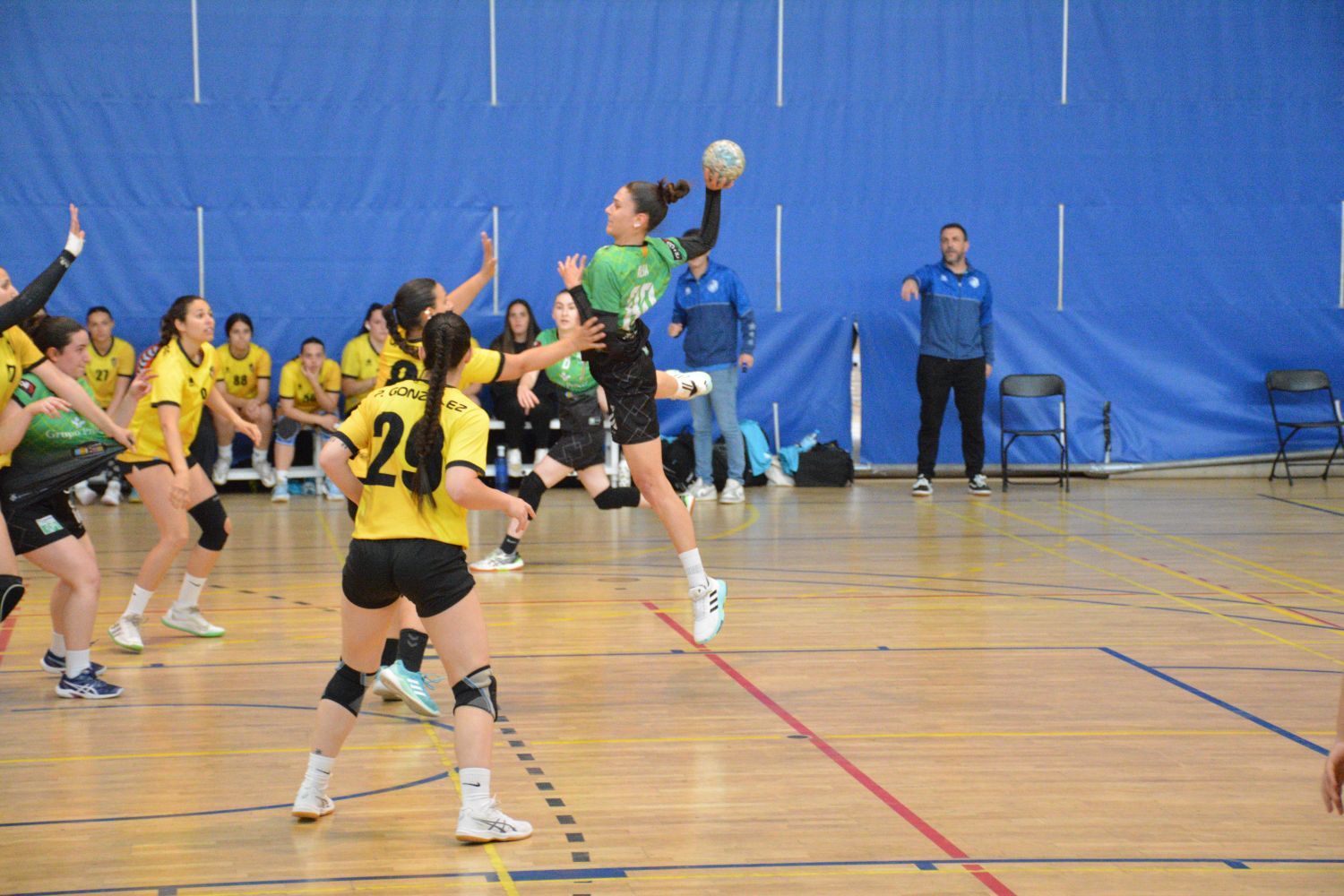 Llançament del sènior femení davant el Castelldefels en l’anada de les fases d’ascens. FOTO: CH Cerdanyola