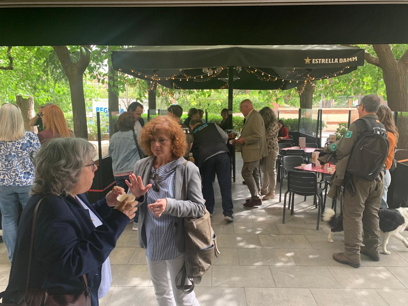 Encarna Linares, presidenta de la Taula de Patrimoni, conversa amb la periodista Àngels Leiva, al Solidari, durant una pausa de la jornada sobre tècniques de protecció del patrimoni, celebrada a la Biblioteca. FOTO: Judit Josa