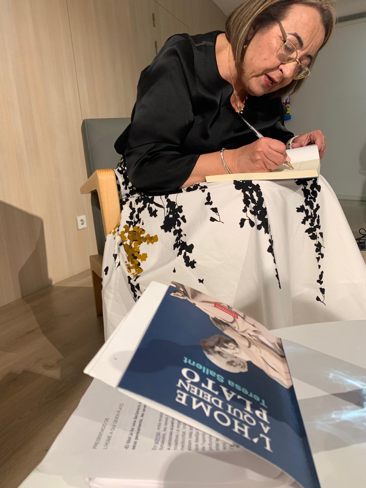 Teresa Sallent signa llibres durant la presentació de la seva prima obra, L'home a qui deien Plató. FOTO: Judit Josa