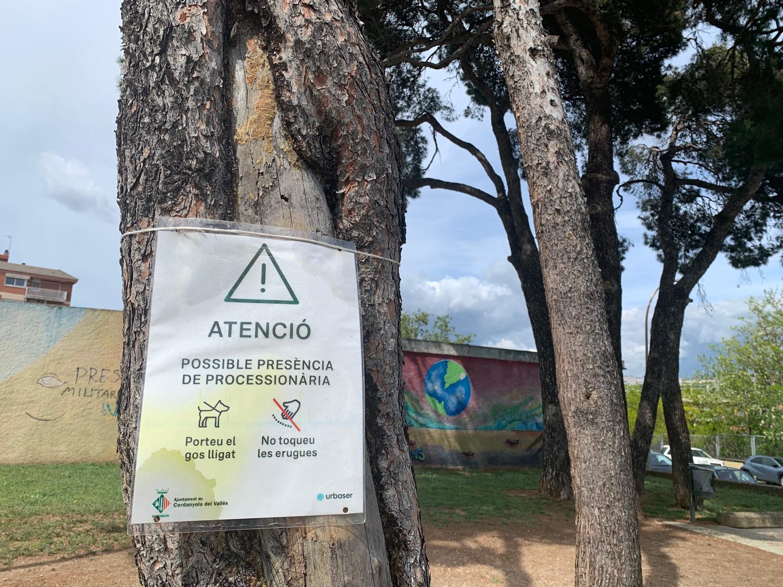 Un dels cartells municipals que adverteix del risc, en especial per a gossos i infants. FOTO: Judit Josa