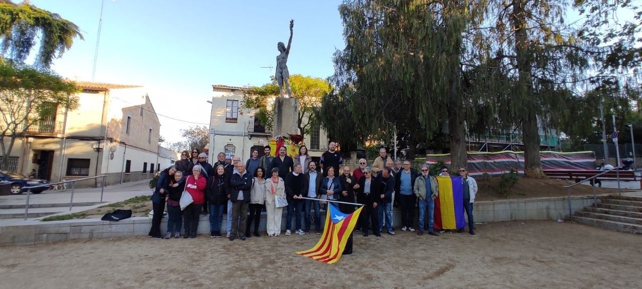Fotografia conjunta un cop finalitzades les ofrenes florals i els parlaments. FOTO: Cedida