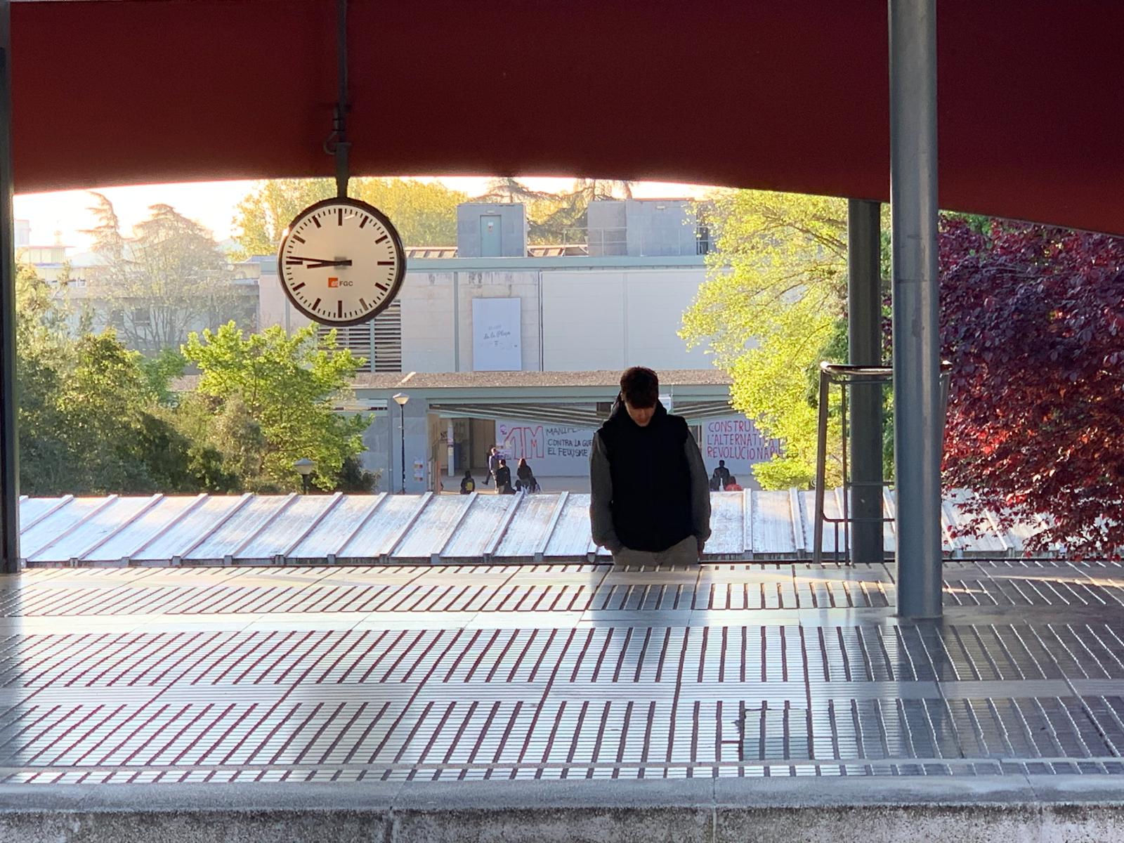El mural completament blanc, vista des de l'estació dels FGC. Foto: Judit Josa