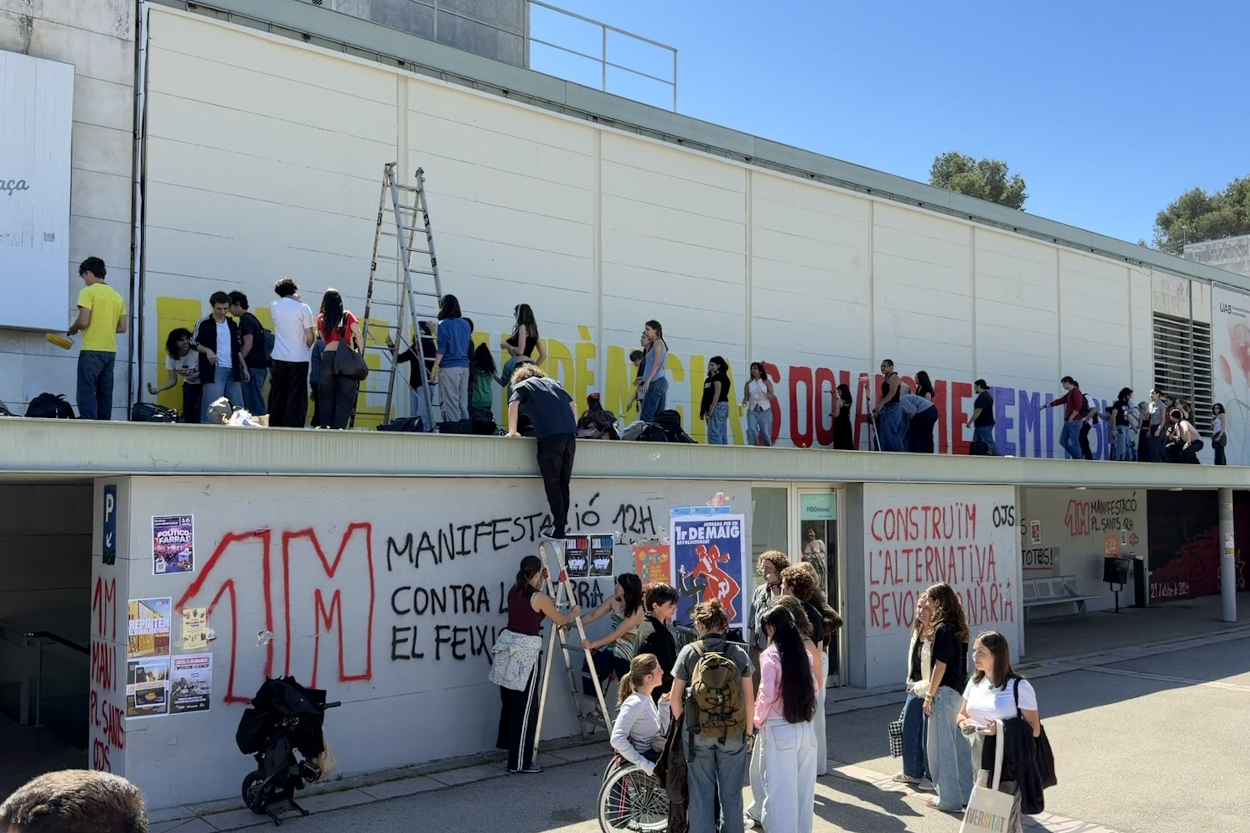 Acció per repintar el mural de la plaça Cívica. Foto: Albert Segura (ACN)