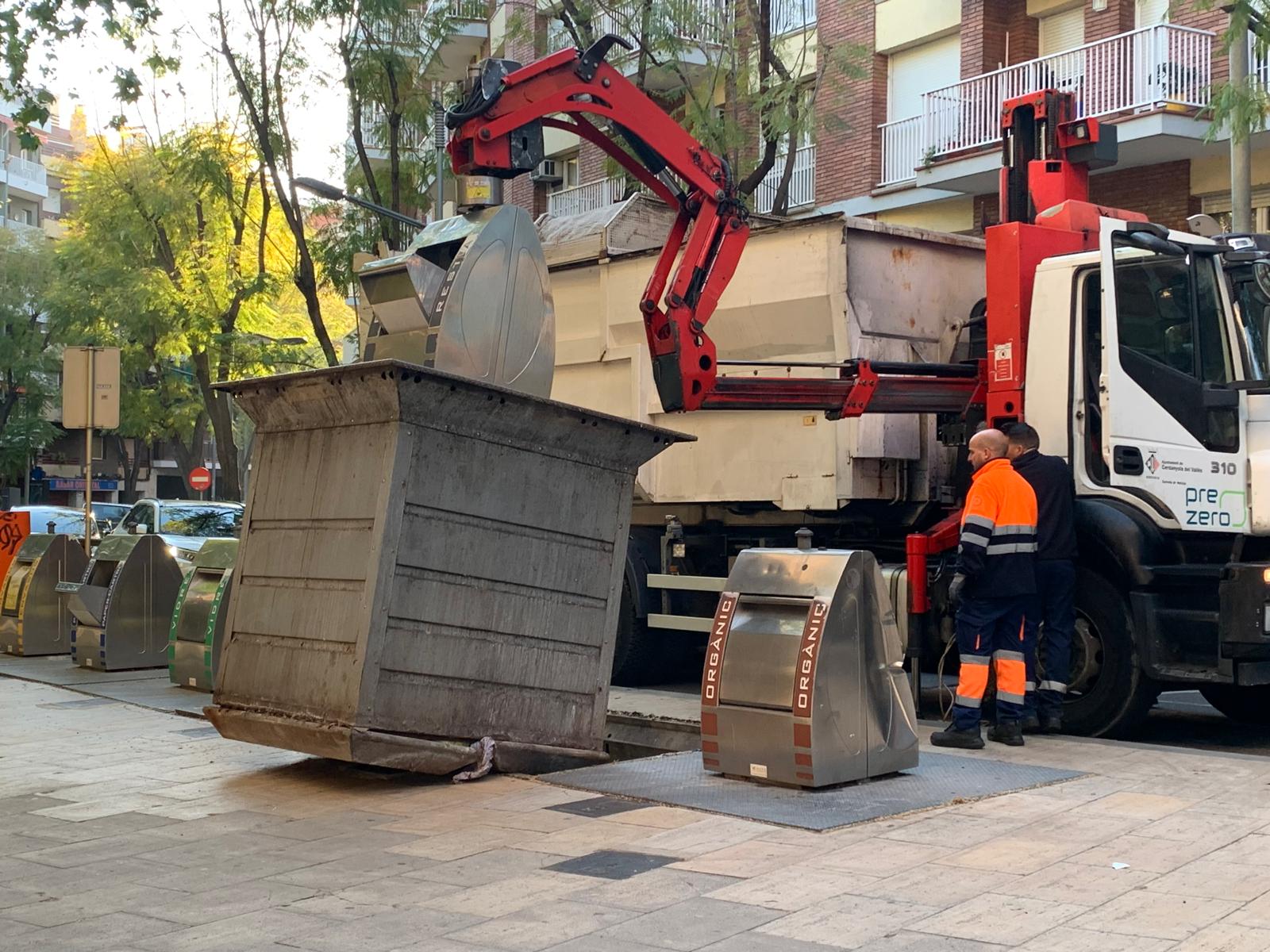 El mecanisme de la grua del camió de recollida de residus ha deixat de funciona, impedint elevar i tornar a col·locar el contenidor soterrat. FOTO: Judit Josa