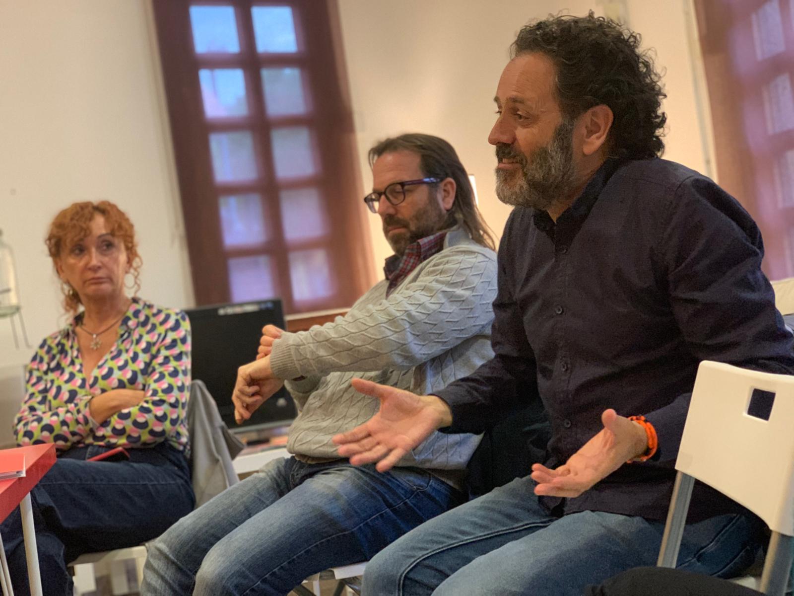 Intervenció del regidor i cap de llista Íñigo Enterría en un debat sobre identitats celebrat aquesta setmana a la seu republicana del carrer de Sant Ramon. FOTO: Judit Josa 