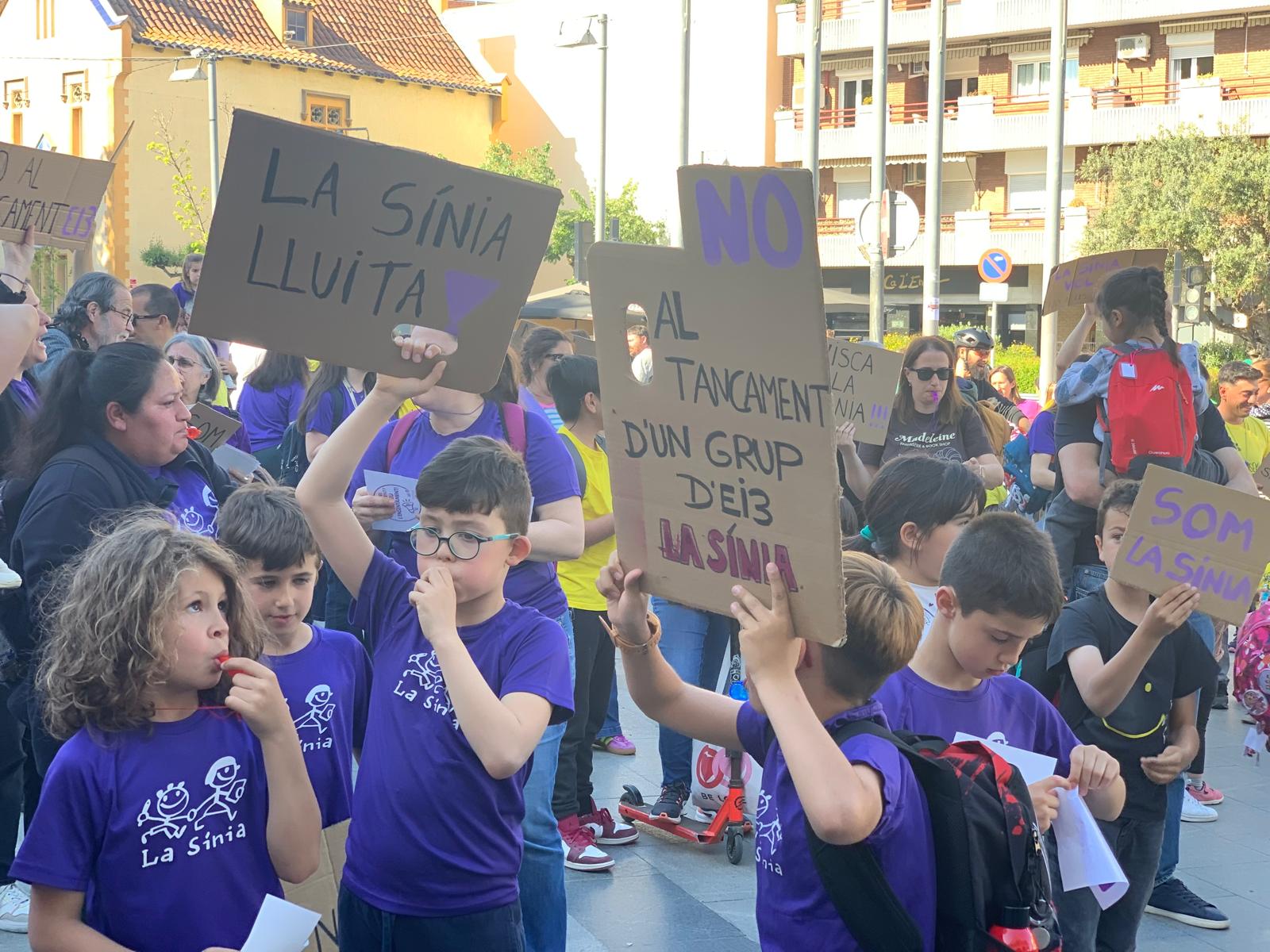 Concentració aquest dijous de les famílies i l'assemblea de mestres a la plaça de Francesc Layret, davant de l'Ajuntament. FOTO: Judit Josa