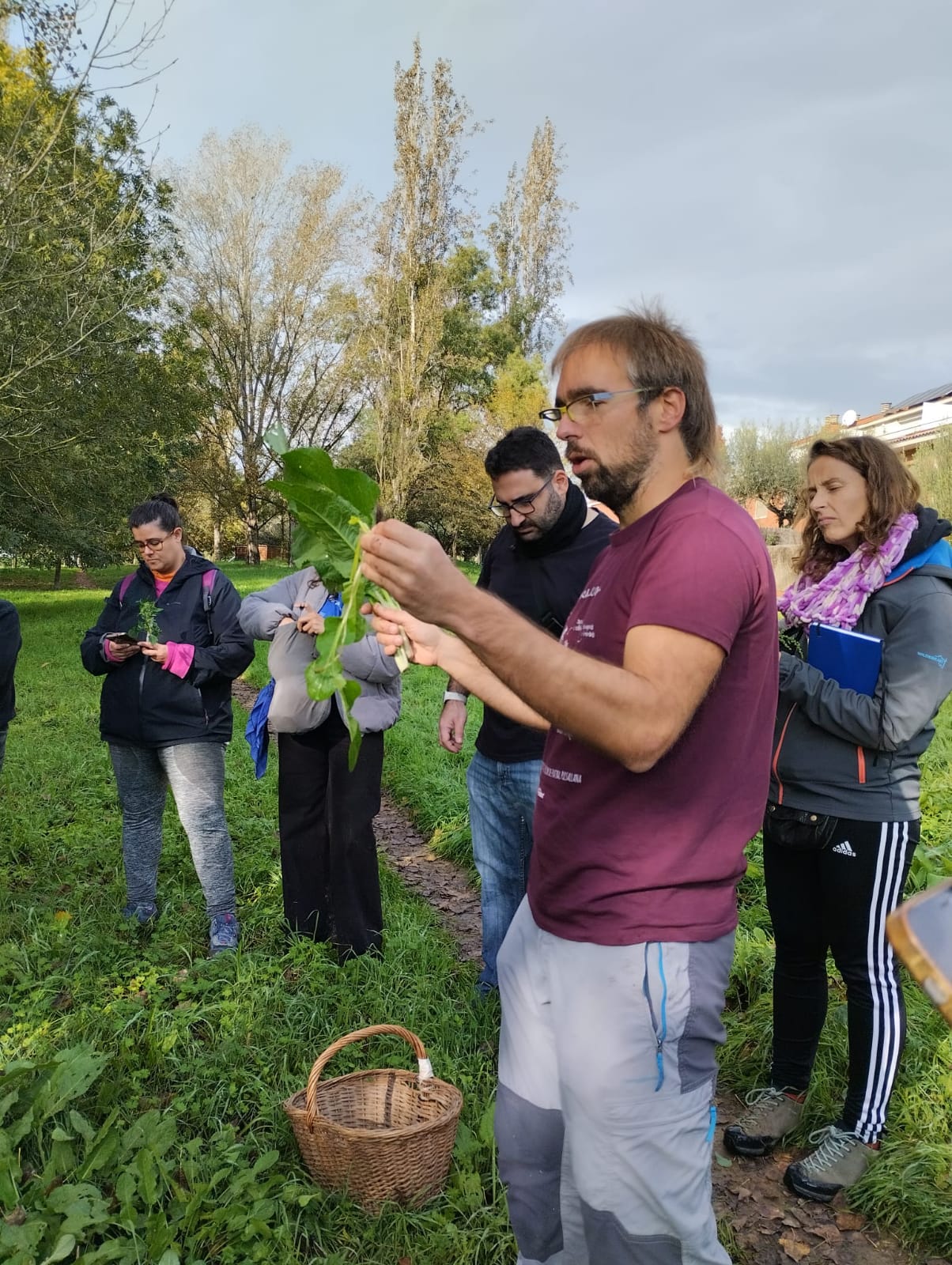 Marc Talavera, fundador del col·lectiu Eixercolant, mostra plantes silvestes comestibles, les grans oblidades, en una activitat de la cooperativa La Constància, Factoria Cultural. FOTO: Cedida