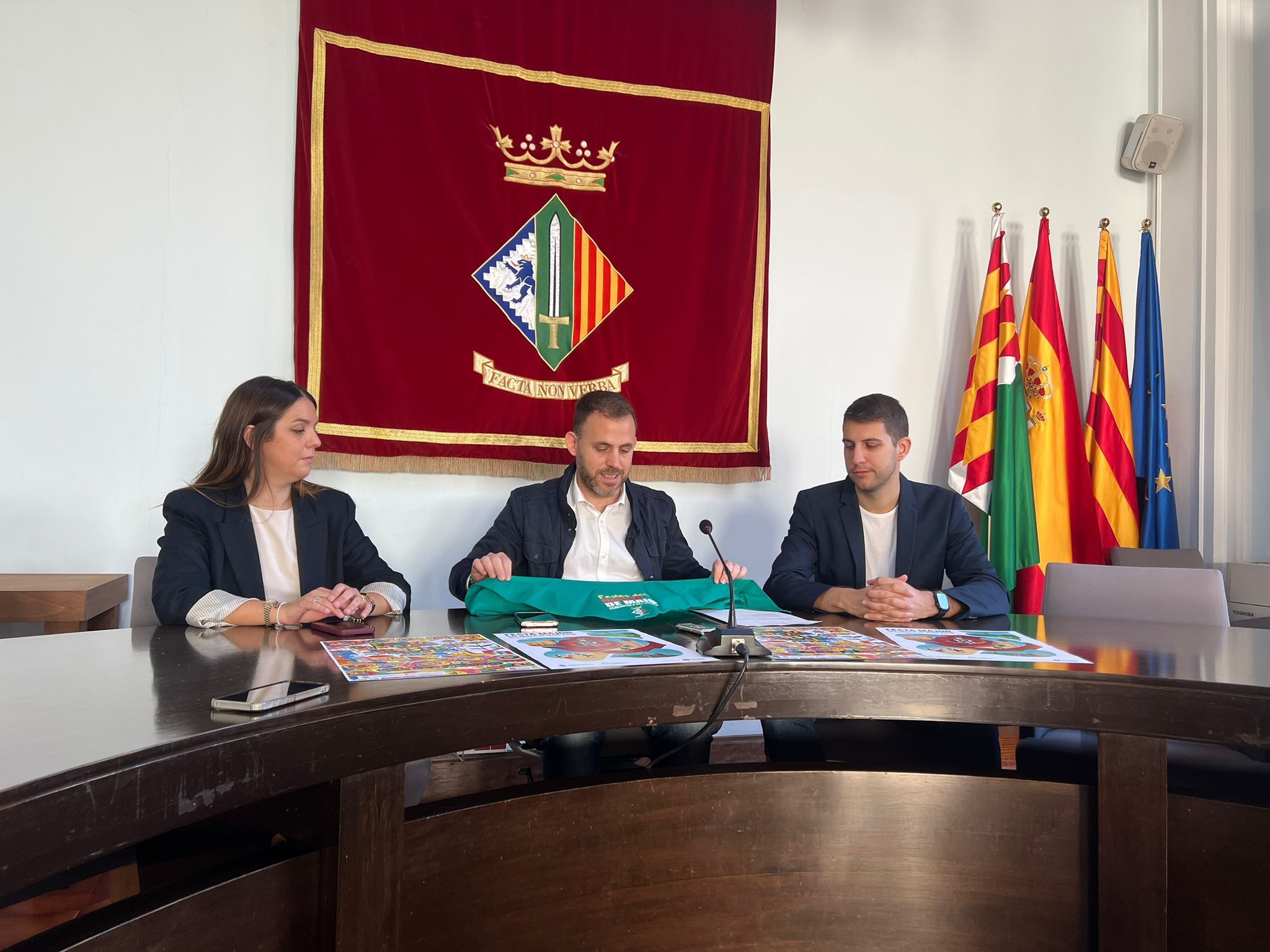 Andrea Borrego, Carlos Cordón i David González durant la presentació del programa del Roser de Maig. Foto: Laia Jubany