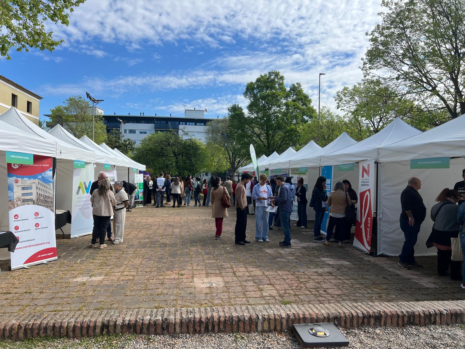 Una quarentena d'empreses, entitats i centres de formació han participat a la fira. Foto: Laia Jubany