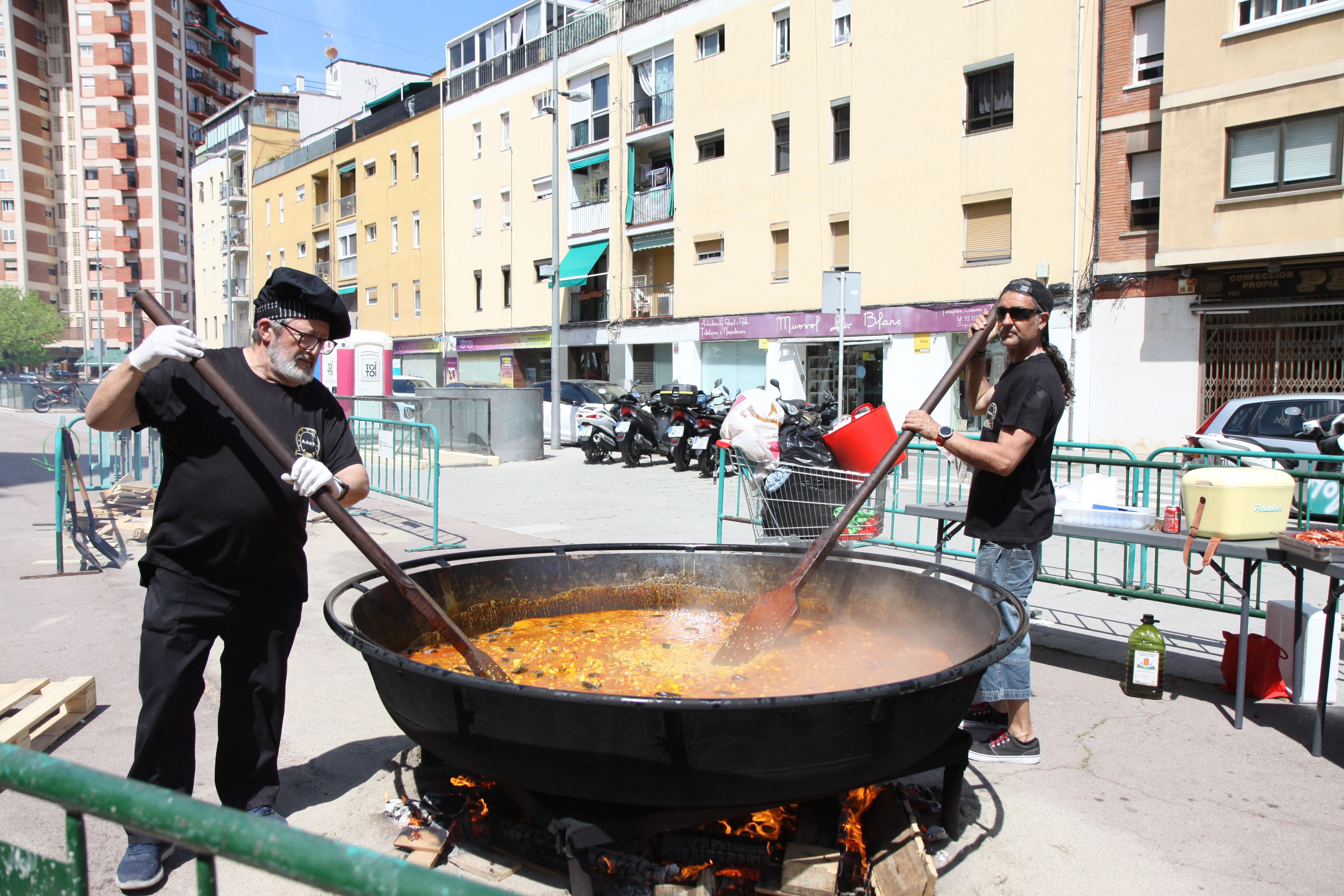 Paellada popular durant la Fira d'Abril de Banús-Bonasort. Foto: Laia Jubany