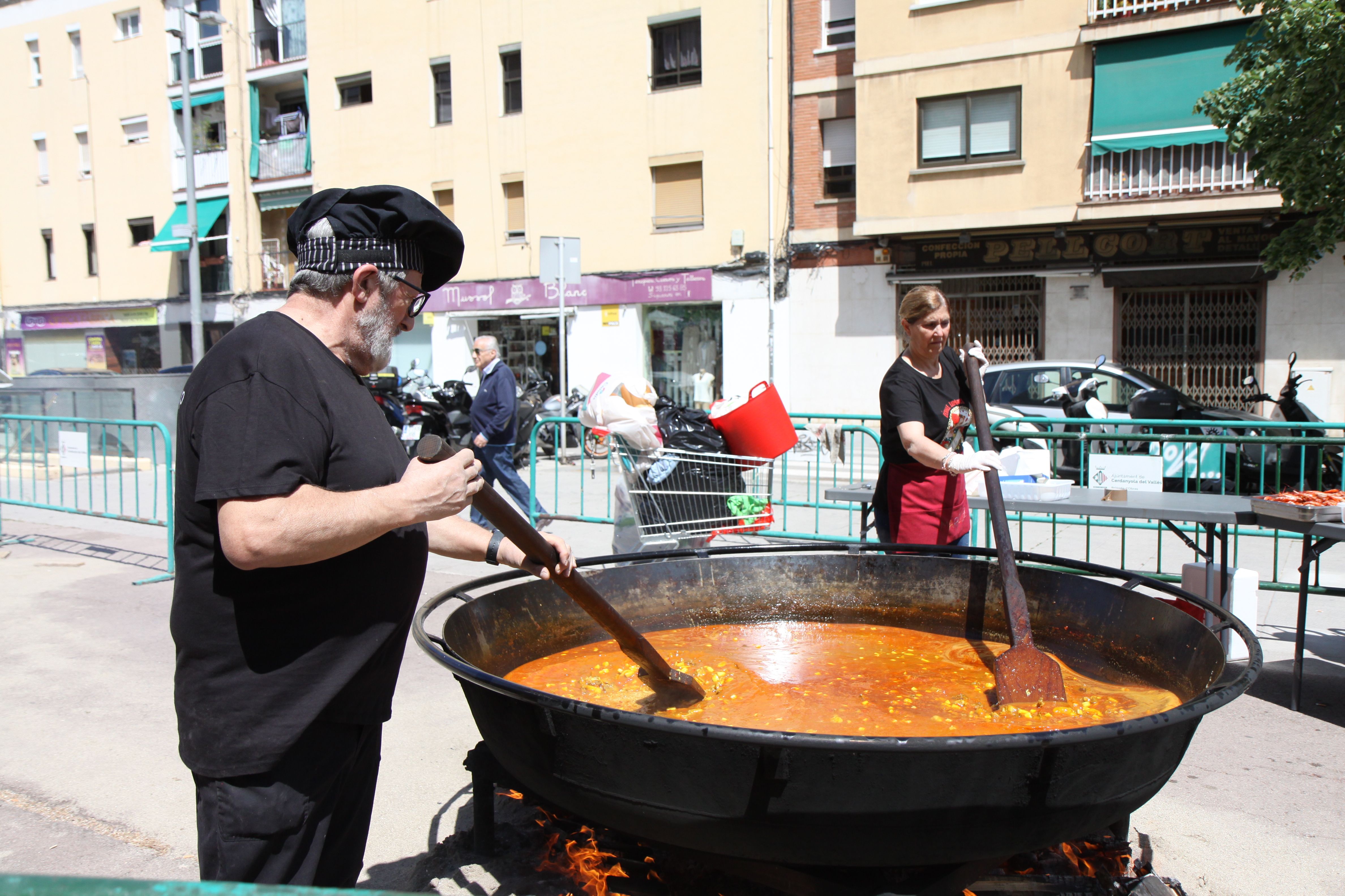 Paellada popular durant la Fira d'Abril de Banús-Bonasort. Foto: Laia Jubany