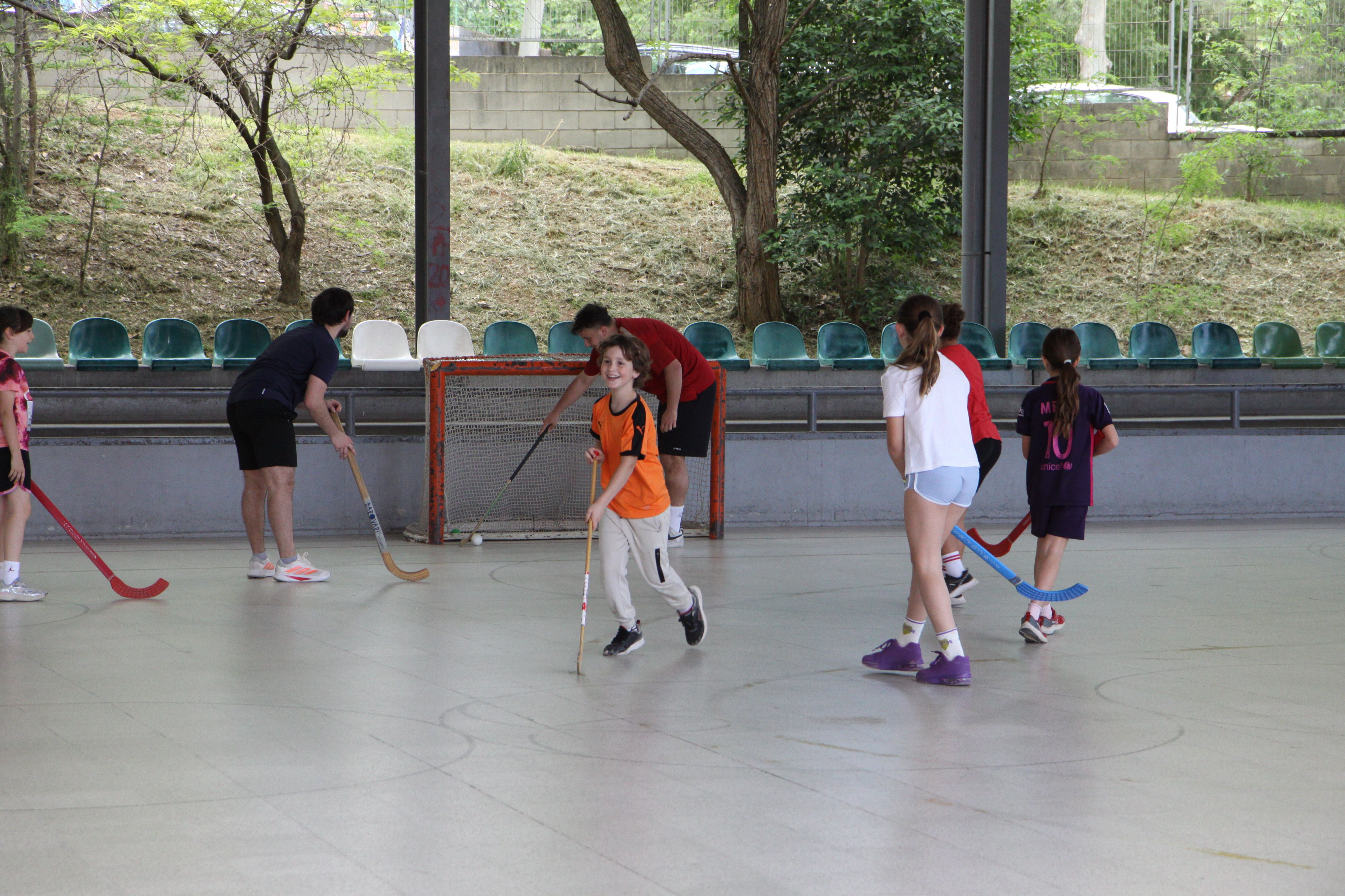 Hoquei durant la 4a Festa de l'Esport Inclusiu. Foto: Laia Jubany