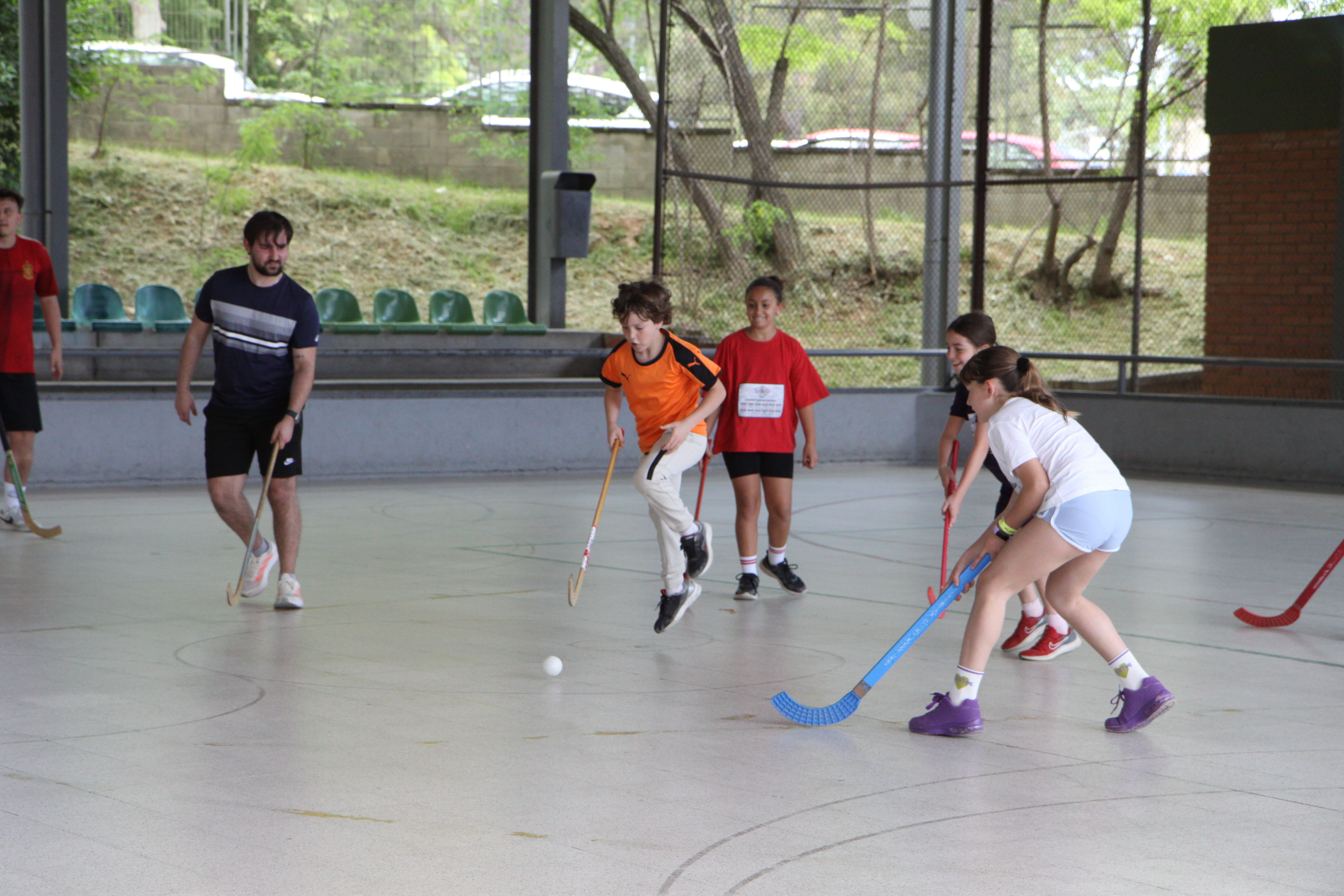 Hoquei durant la 4a Festa de l'Esport Inclusiu. Foto: Laia Jubany