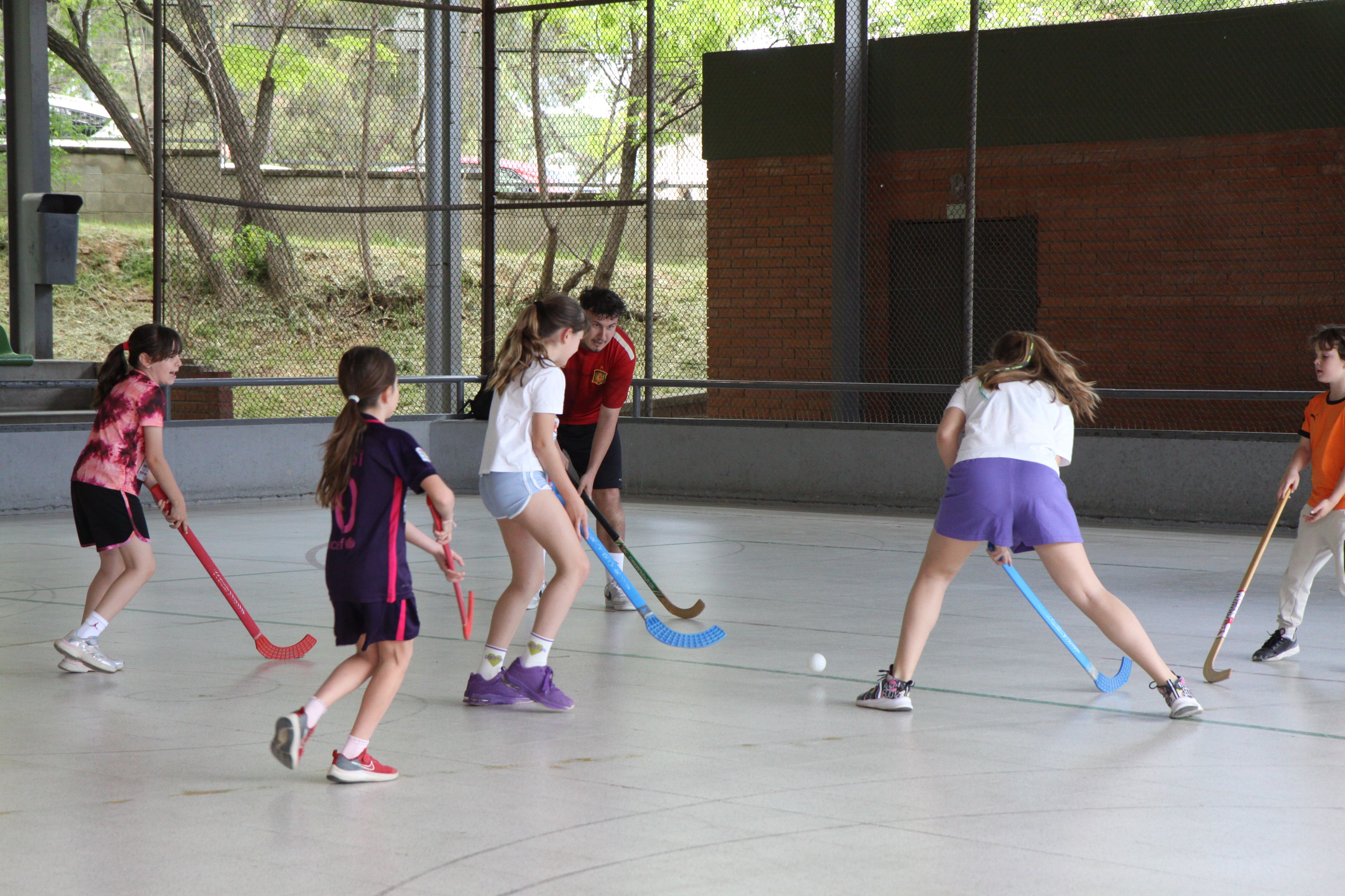 Hoquei durant la 4a Festa de l'Esport Inclusiu. Foto: Laia Jubany